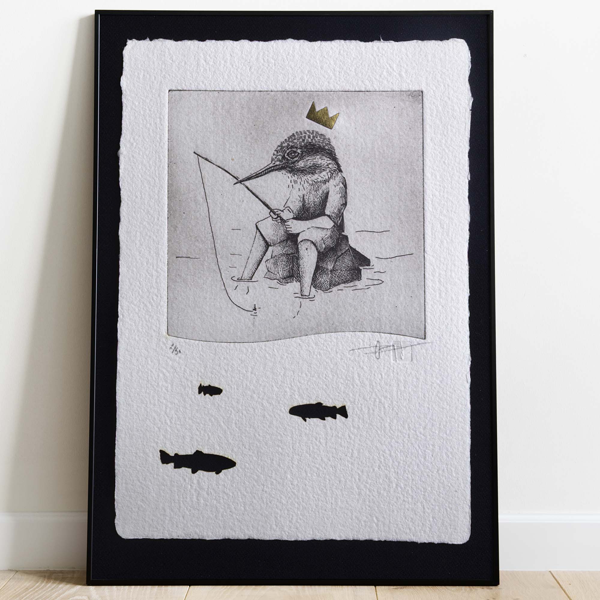 Gravure originale en noir et blanc intitulée "The King Fisher", représentant un martin-pêcheur, présentée dans un cadre en bois clair et exposé dans un intérieur lumineux au style épuré.