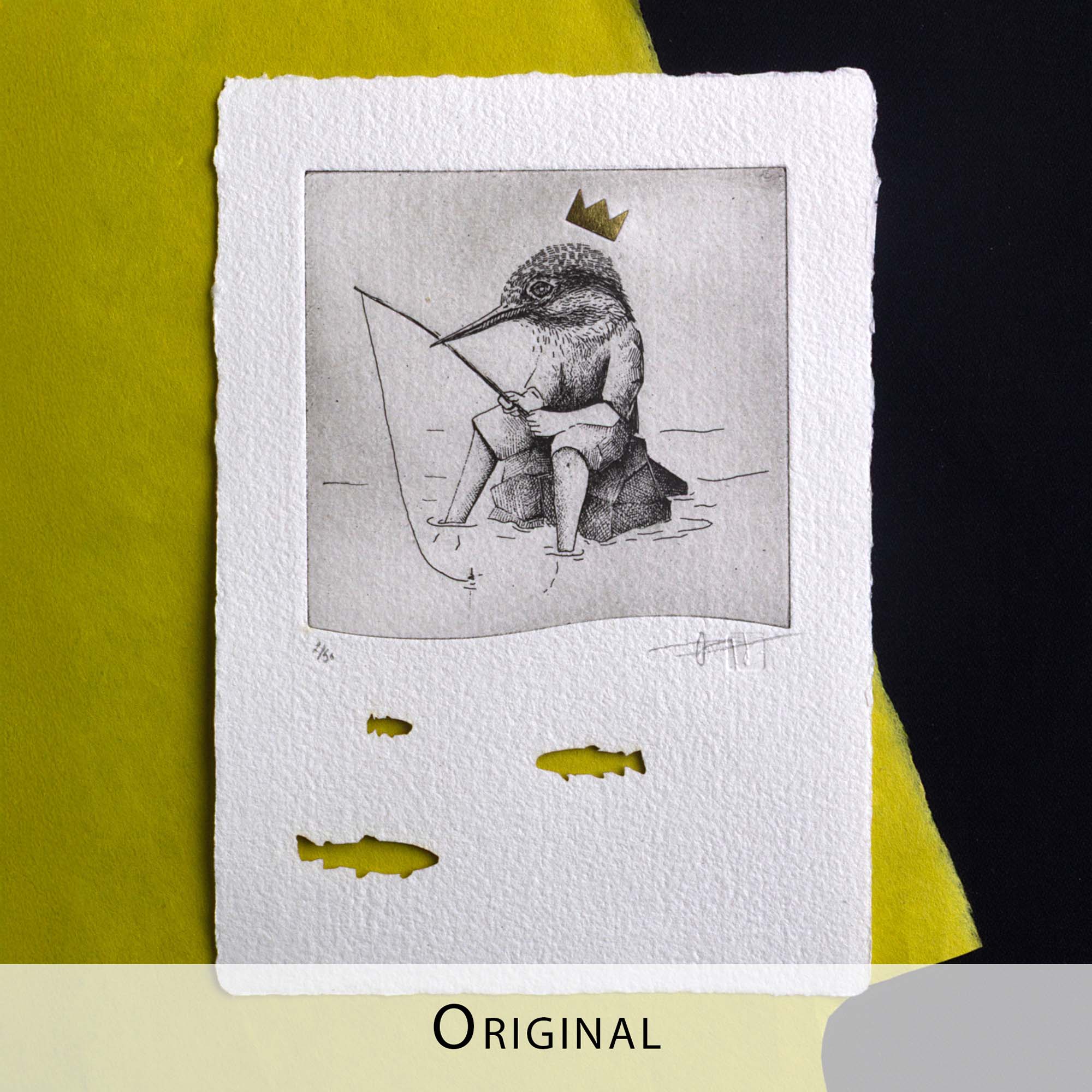 Gravure originale en noir et blanc intitulée "The King Fisher", représentant un martin-pêcheur, présentée dans un cadre en bois clair et exposé dans un intérieur lumineux au style épuré.