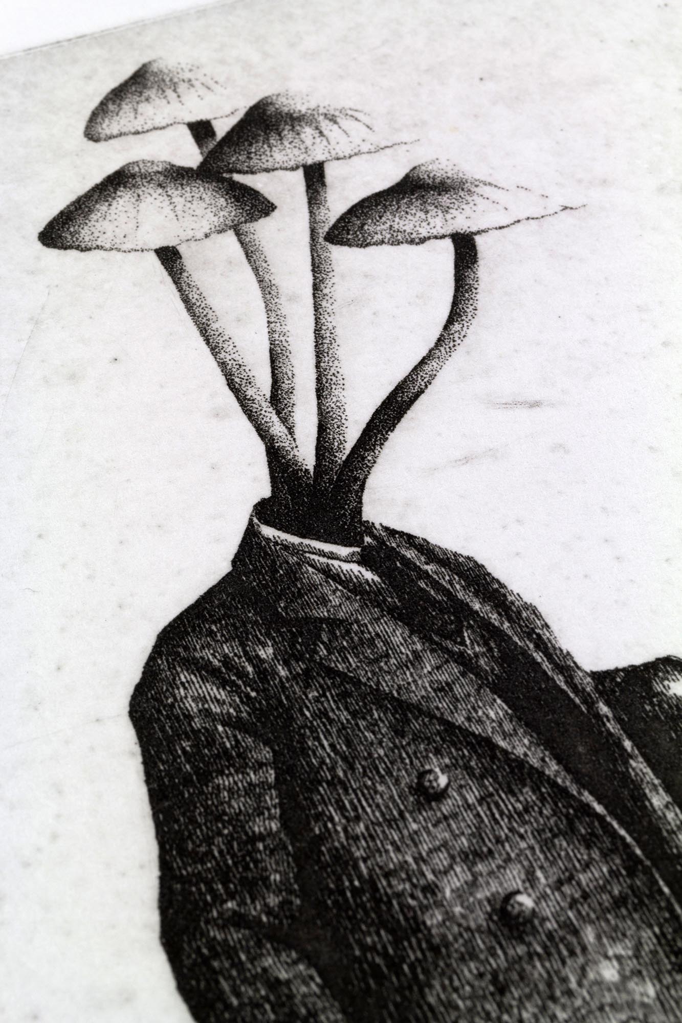 Gravure originale surréaliste The Mushroomhead par Clément Scarpi, estampe noire et blanche d'un homme à tête de champignon.