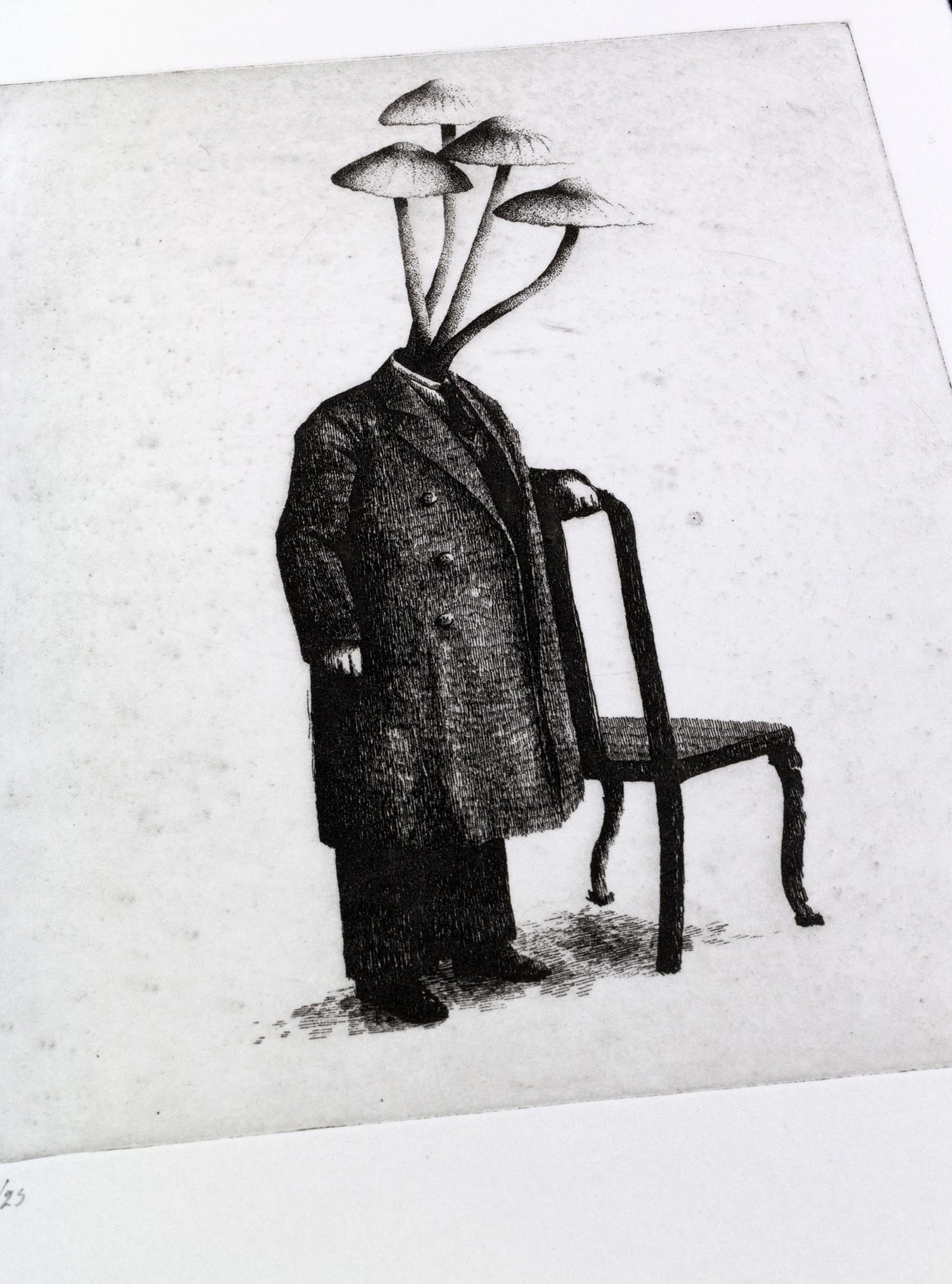 Gravure originale surréaliste The Mushroomhead par Clément Scarpi, estampe noire et blanche d'un homme à tête de champignon.