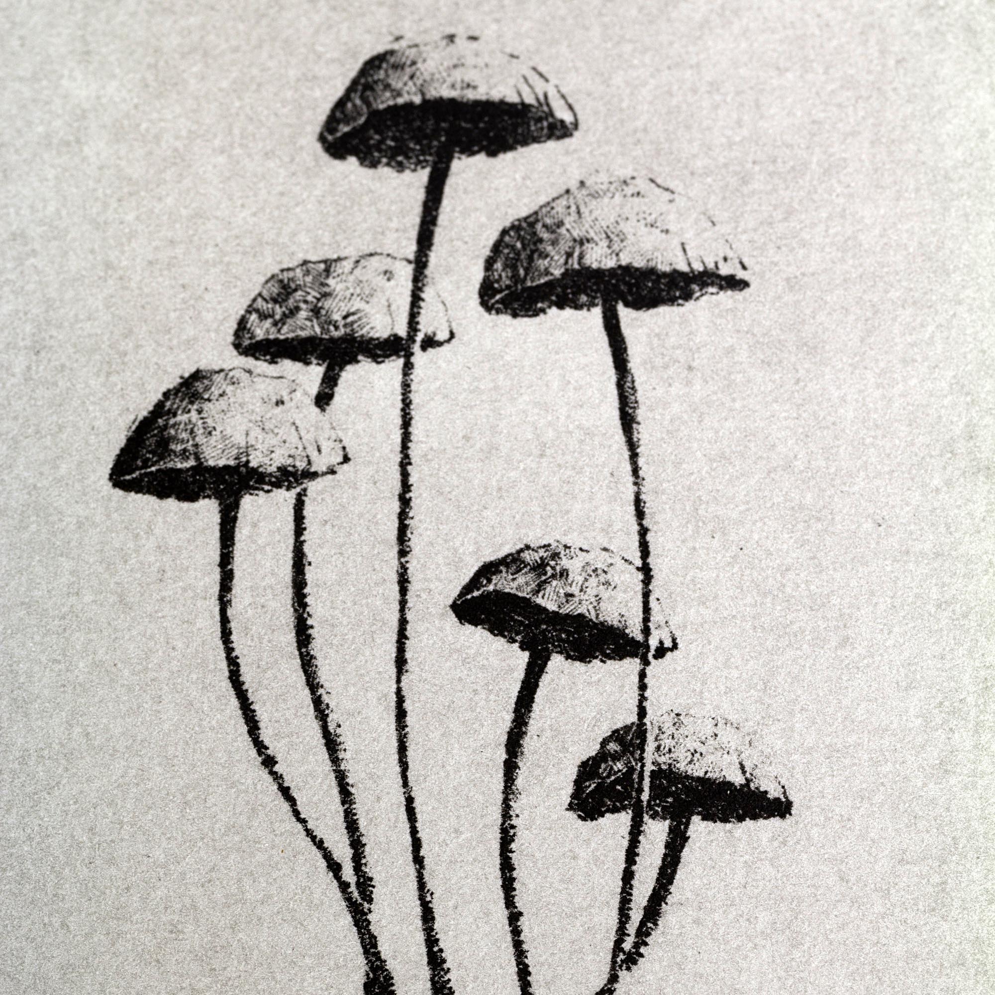 Gravure surréaliste "Mushroomhead III" sur papier d'art blanc aux bords frangés, représentant un homme assis dans un fauteuil avec un bouquet de longs champignons à la place de la tête, signée et numérotée "1/50" au crayon dans la marge inférieure.