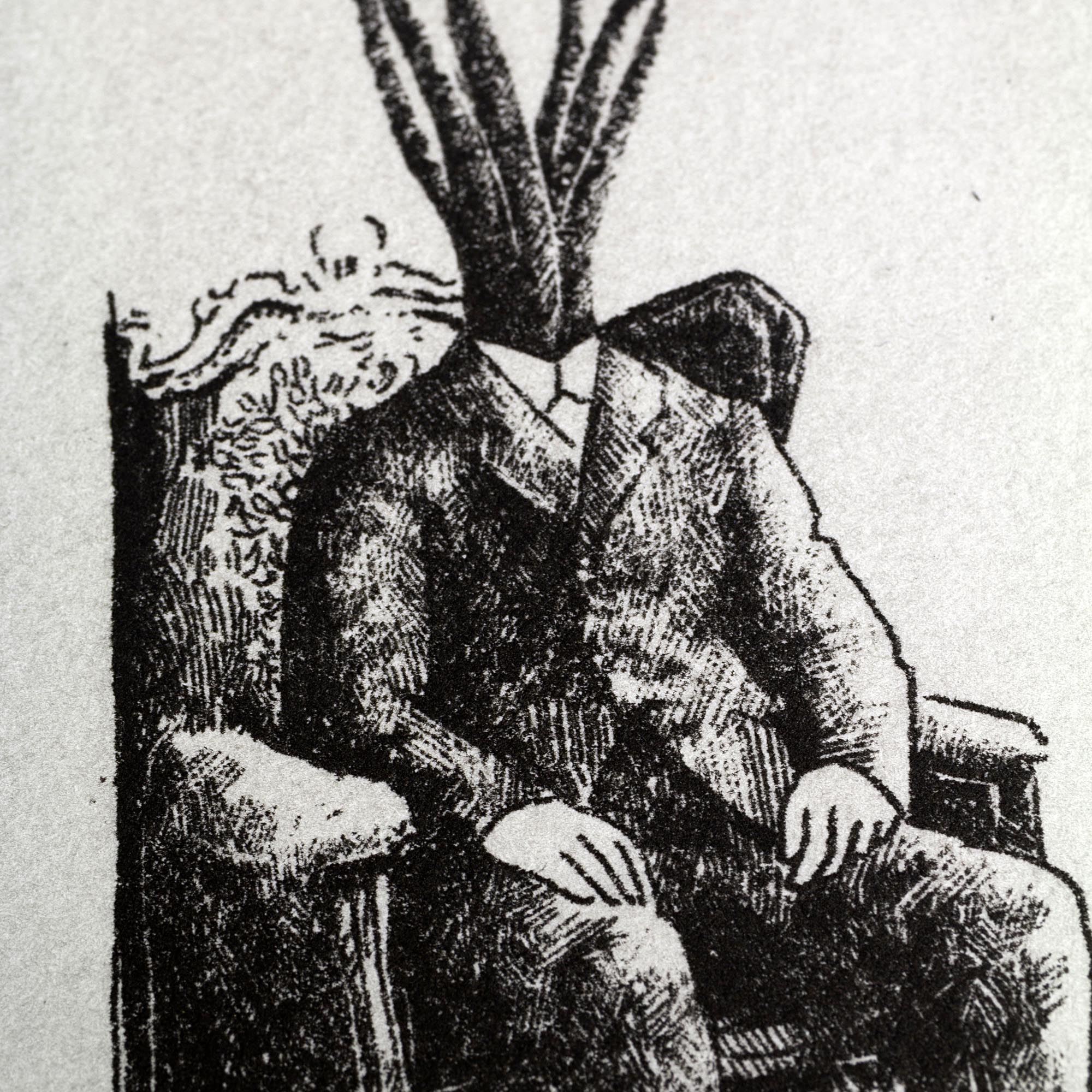 Gravure surréaliste "Mushroomhead III" sur papier d'art blanc aux bords frangés, représentant un homme assis dans un fauteuil avec un bouquet de longs champignons à la place de la tête, signée et numérotée "1/50" au crayon dans la marge inférieure.