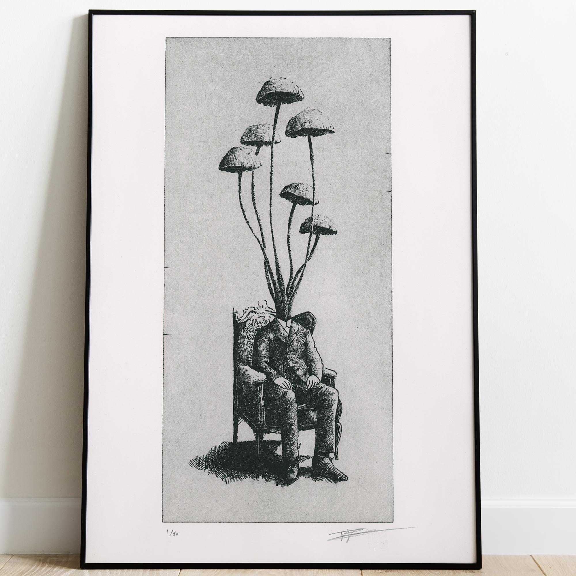 Gravure surréaliste "Mushroomhead III" sur papier d'art blanc aux bords frangés, représentant un homme assis dans un fauteuil avec un bouquet de longs champignons à la place de la tête, signée et numérotée "1/50" au crayon dans la marge inférieure.