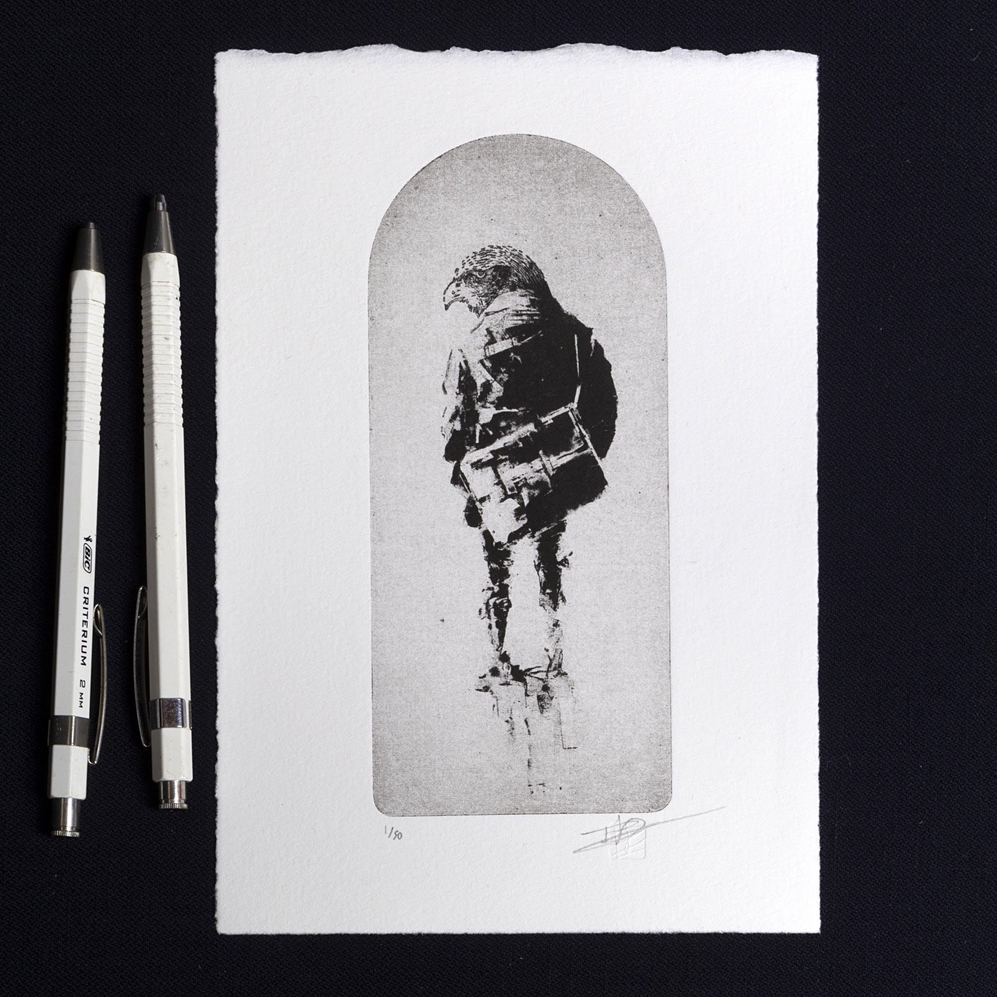 Gravure originale surréaliste The Schoolboy de Clément Scarpi. Estampe d'art contemporaine en noir et blanc représentant un personnage hybride à corps d'écolier portant un cartable et surmonté d'une tête d'oiseau rapace, centrée dans une arche sur papier d'art Vélin Arches BFK Rives.