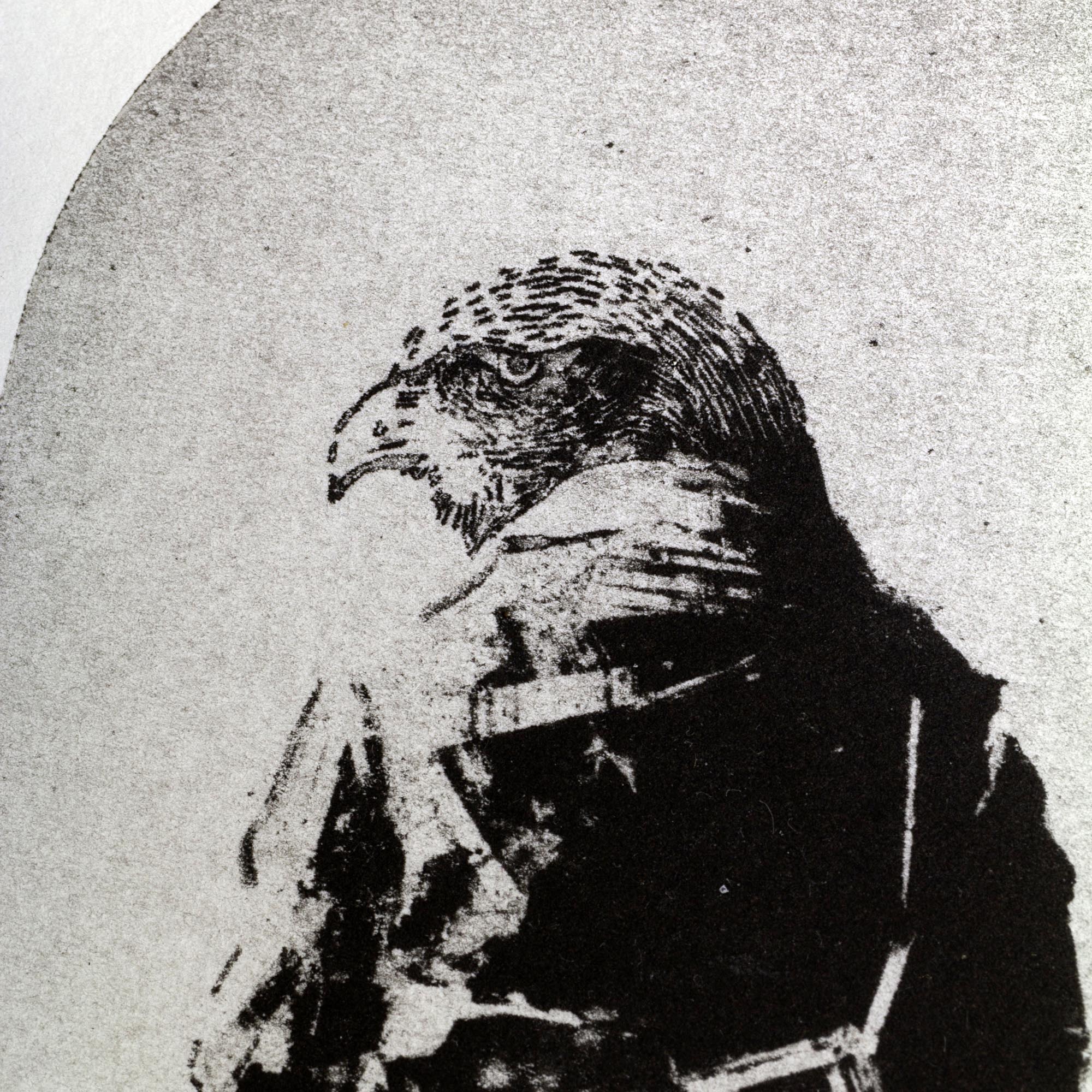 Gravure originale surréaliste The Schoolboy de Clément Scarpi. Estampe d'art contemporaine en noir et blanc représentant un personnage hybride à corps d'écolier portant un cartable et surmonté d'une tête d'oiseau rapace, centrée dans une arche sur papier d'art Vélin Arches BFK Rives.