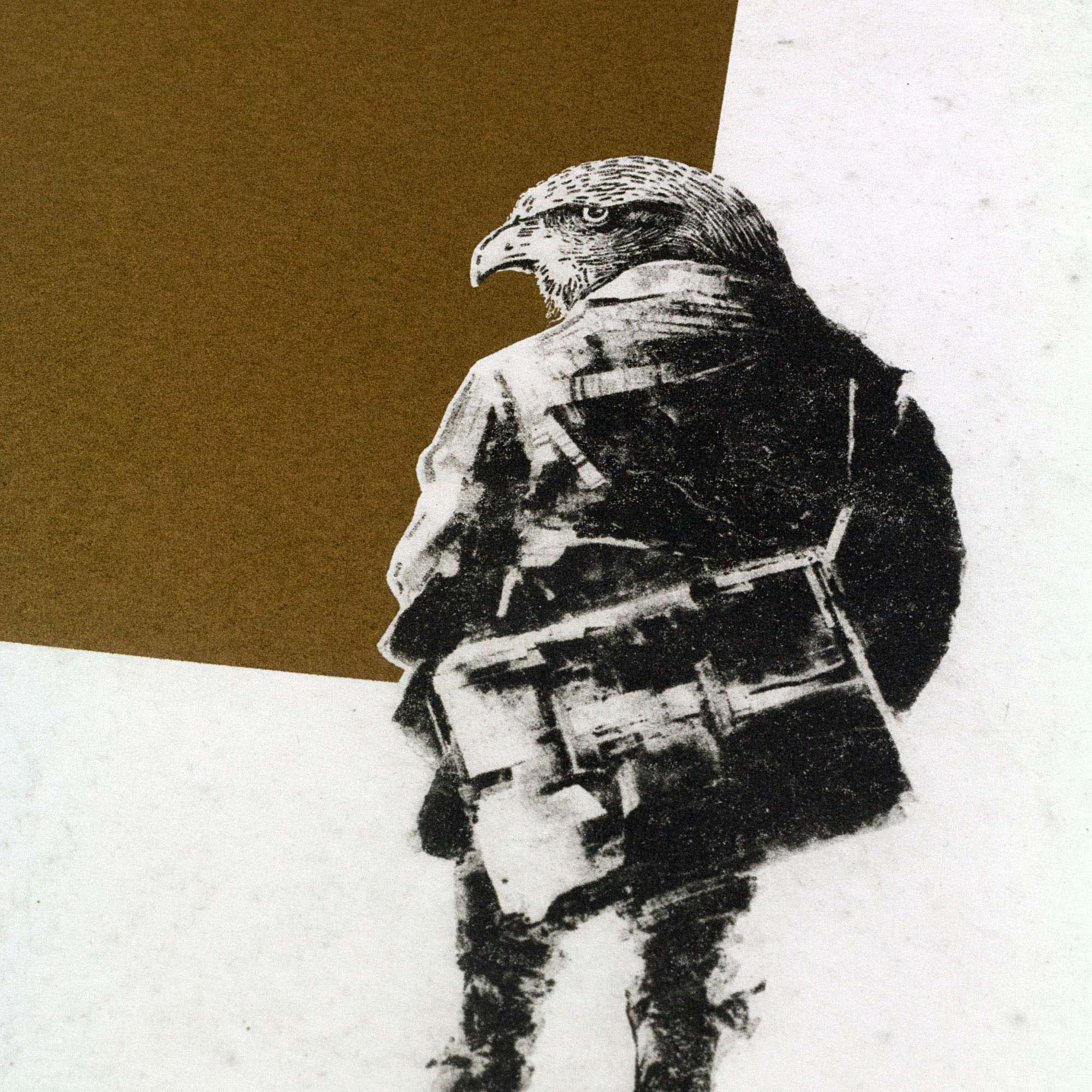 Estampe originale texturée intitulée "The schoolboy". L'illustration en noir et blanc montre de dos un jeune garçon en uniforme ou manteau, un cartable en bandoulière sur la hanche. Sa tête est remplacée par celle, de profil, d'un rapace ou d'un aigle au bec crochu. Le personnage fait face à une forme géométrique massive : un rectangle vertical d'un marron chocolat uni. L'ensemble est imprimé sur une feuille de papier d'art blanc épais aux contours irréguliers faits main. En bas de la feuille, la numérotation au crayon « 2/9 » apparaît à gauche et la signature monogramme de l'artiste à droite. Le papier est photographié à plat sur un fond noir uni.