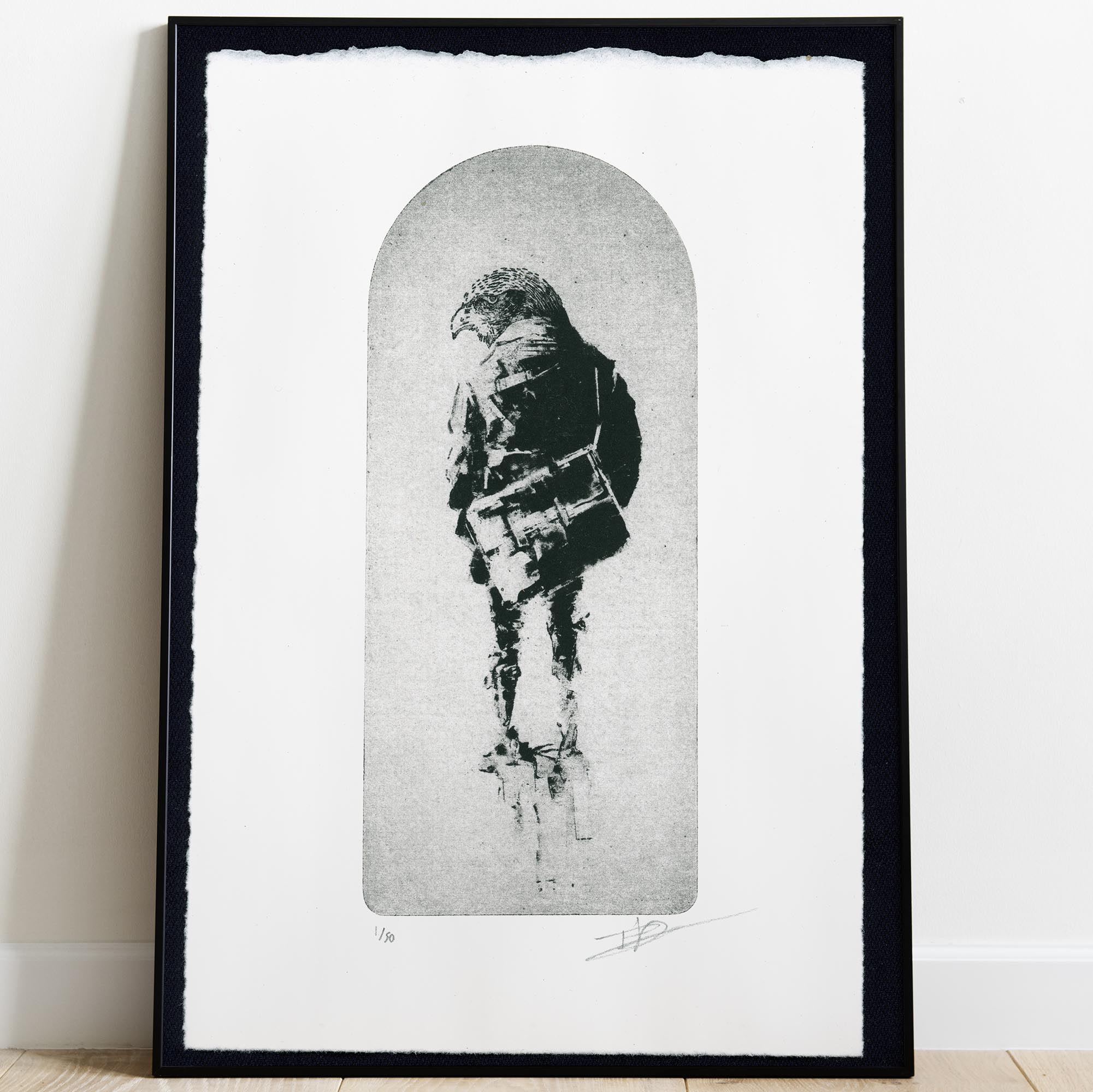 Gravure originale surréaliste The Schoolboy de Clément Scarpi. Estampe d'art contemporaine en noir et blanc représentant un personnage hybride à corps d'écolier portant un cartable et surmonté d'une tête d'oiseau rapace, centrée dans une arche sur papier d'art Vélin Arches BFK Rives.