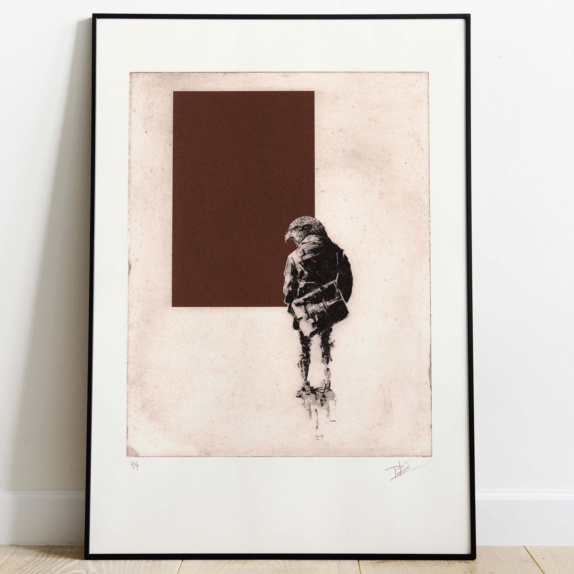 Estampe originale texturée intitulée "The schoolboy". L'illustration en noir et blanc montre de dos un jeune garçon en uniforme ou manteau, un cartable en bandoulière sur la hanche. Sa tête est remplacée par celle, de profil, d'un rapace ou d'un aigle au bec crochu. Le personnage fait face à une forme géométrique massive : un rectangle vertical d'un marron chocolat uni. L'ensemble est imprimé sur une feuille de papier d'art blanc épais aux contours irréguliers faits main. En bas de la feuille, la numérotation au crayon « 2/9 » apparaît à gauche et la signature monogramme de l'artiste à droite. Le papier est photographié à plat sur un fond noir uni.