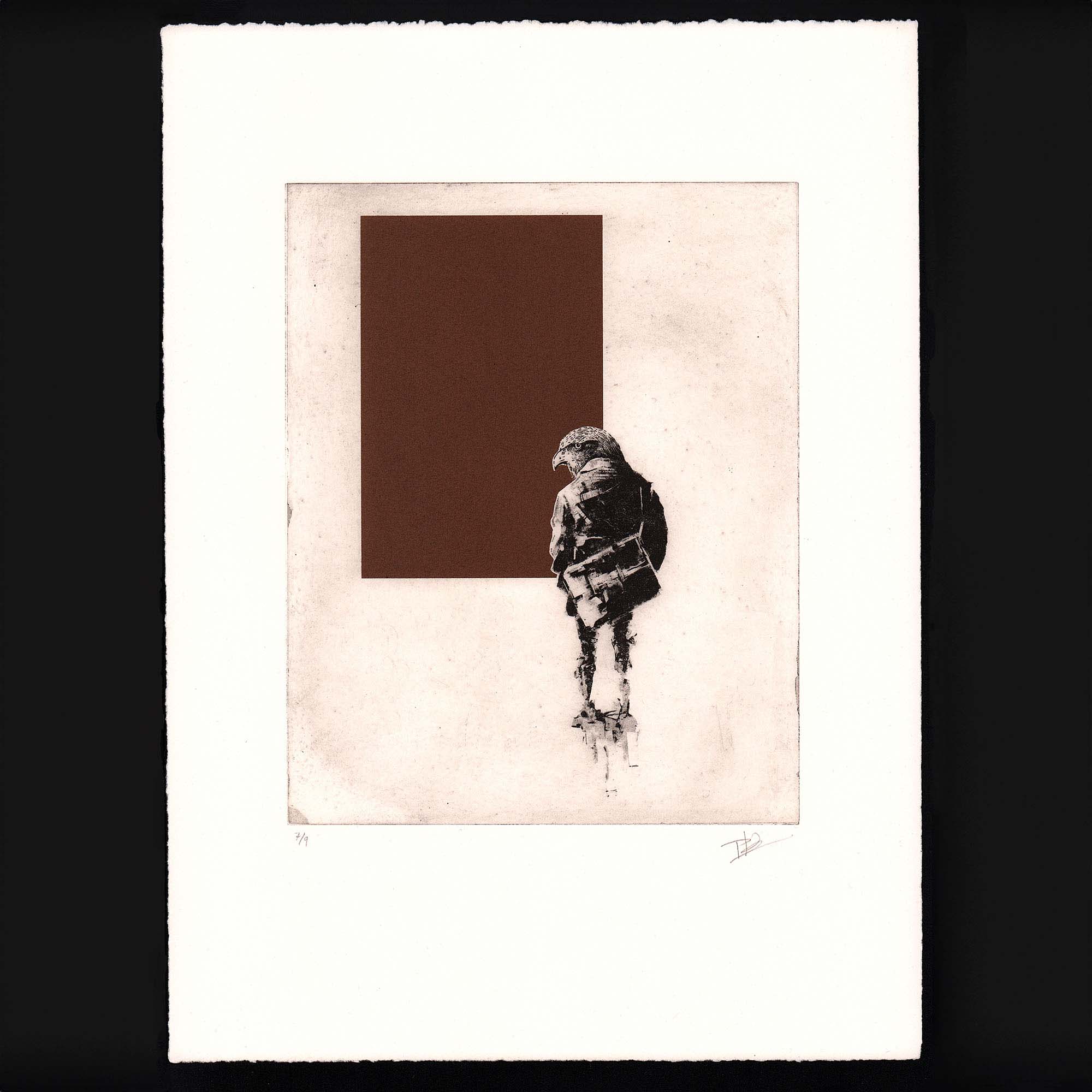 Estampe originale texturée intitulée "The schoolboy". L'illustration en noir et blanc montre de dos un jeune garçon en uniforme ou manteau, un cartable en bandoulière sur la hanche. Sa tête est remplacée par celle, de profil, d'un rapace ou d'un aigle au bec crochu. Le personnage fait face à une forme géométrique massive : un rectangle vertical d'un marron chocolat uni. L'ensemble est imprimé sur une feuille de papier d'art blanc épais aux contours irréguliers faits main. En bas de la feuille, la numérotation au crayon « 2/9 » apparaît à gauche et la signature monogramme de l'artiste à droite. Le papier est photographié à plat sur un fond noir uni.