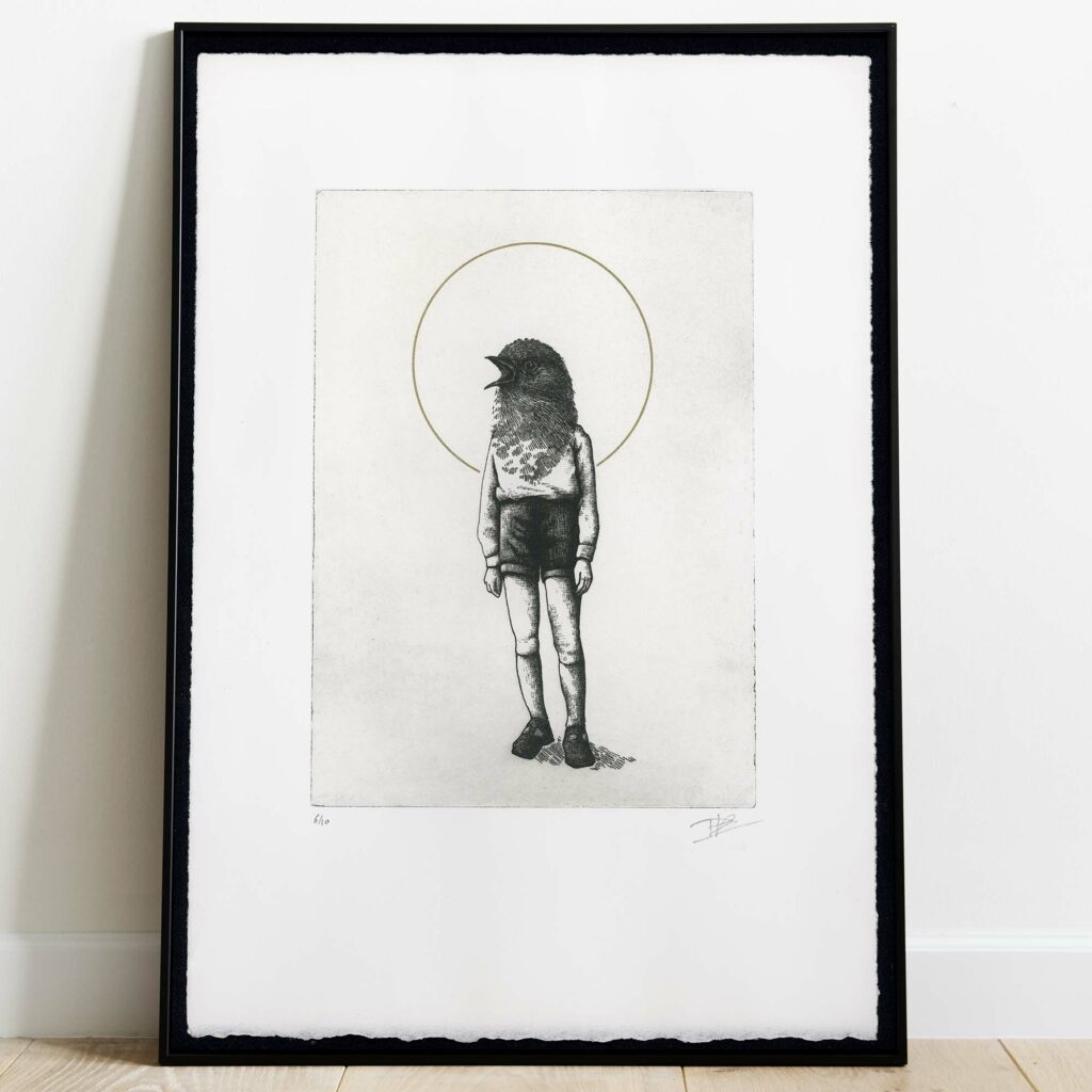 Gravure surréaliste "The Warbler" sur papier d'art à bords frangés, présentée dans un cadre noir fin avec passe-partout blanc, posée au sol sur un parquet clair contre un mur blanc.