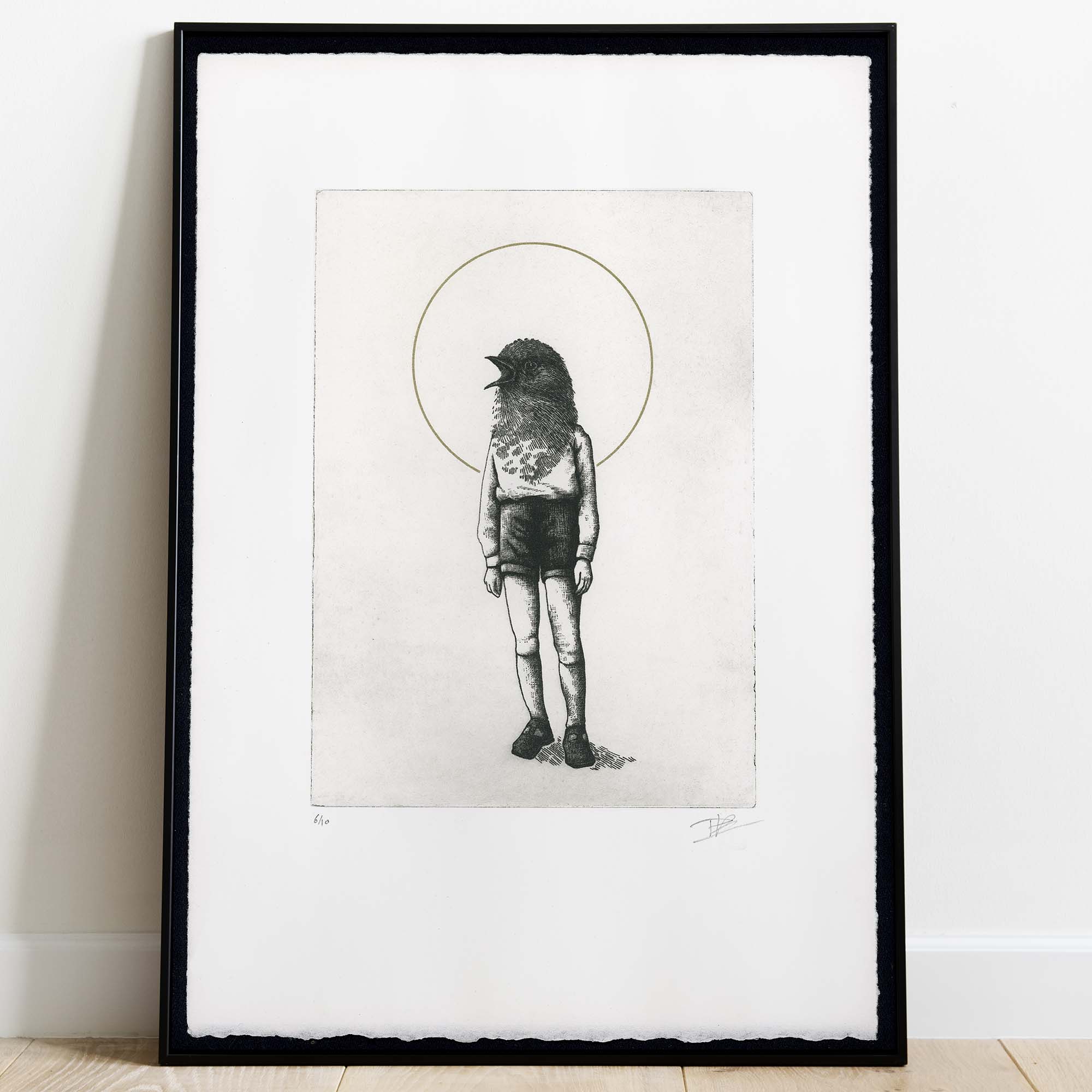 Gravure surréaliste "The Warbler" sur papier d'art à bords frangés, présentée dans un cadre noir fin avec passe-partout blanc, posée au sol sur un parquet clair contre un mur blanc.