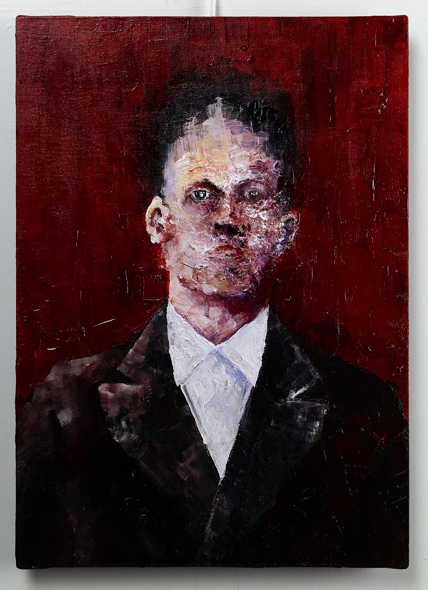 Peinture acrylique intitulée Portrait XX par l'artiste Clément Scarpi, représentant de face un homme en costume sombre et chemise blanche sur un fond rouge vif texturé, avec un visage fragmenté aux coups de pinceau épais et expressionnistes