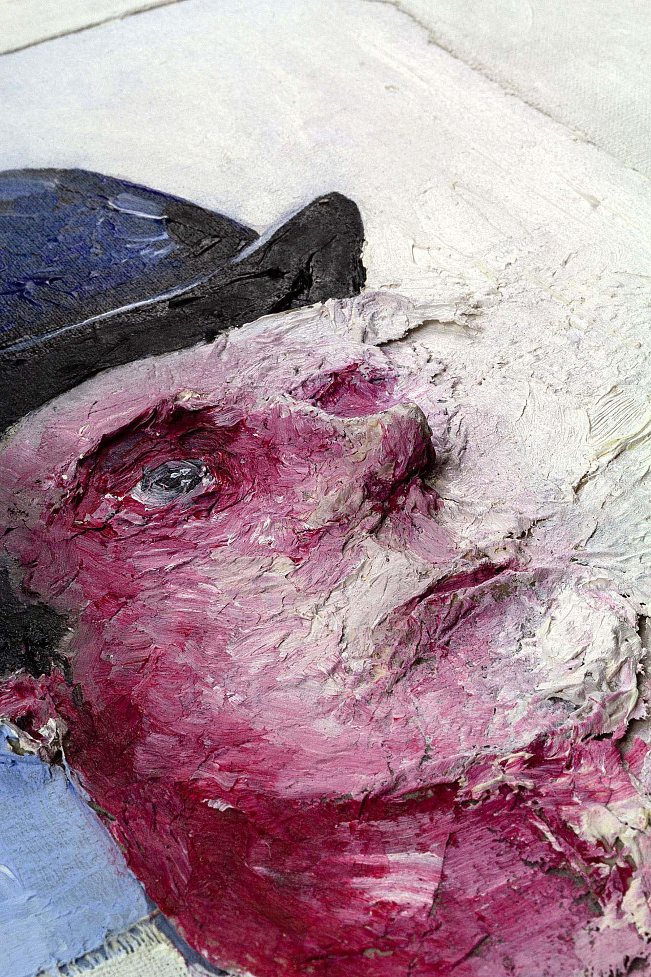 Peinture expressionniste Portrait XXIII par Clément Scarpi, représentant un homme au chapeau melon avec un visage partiellement effacé et texturé.
