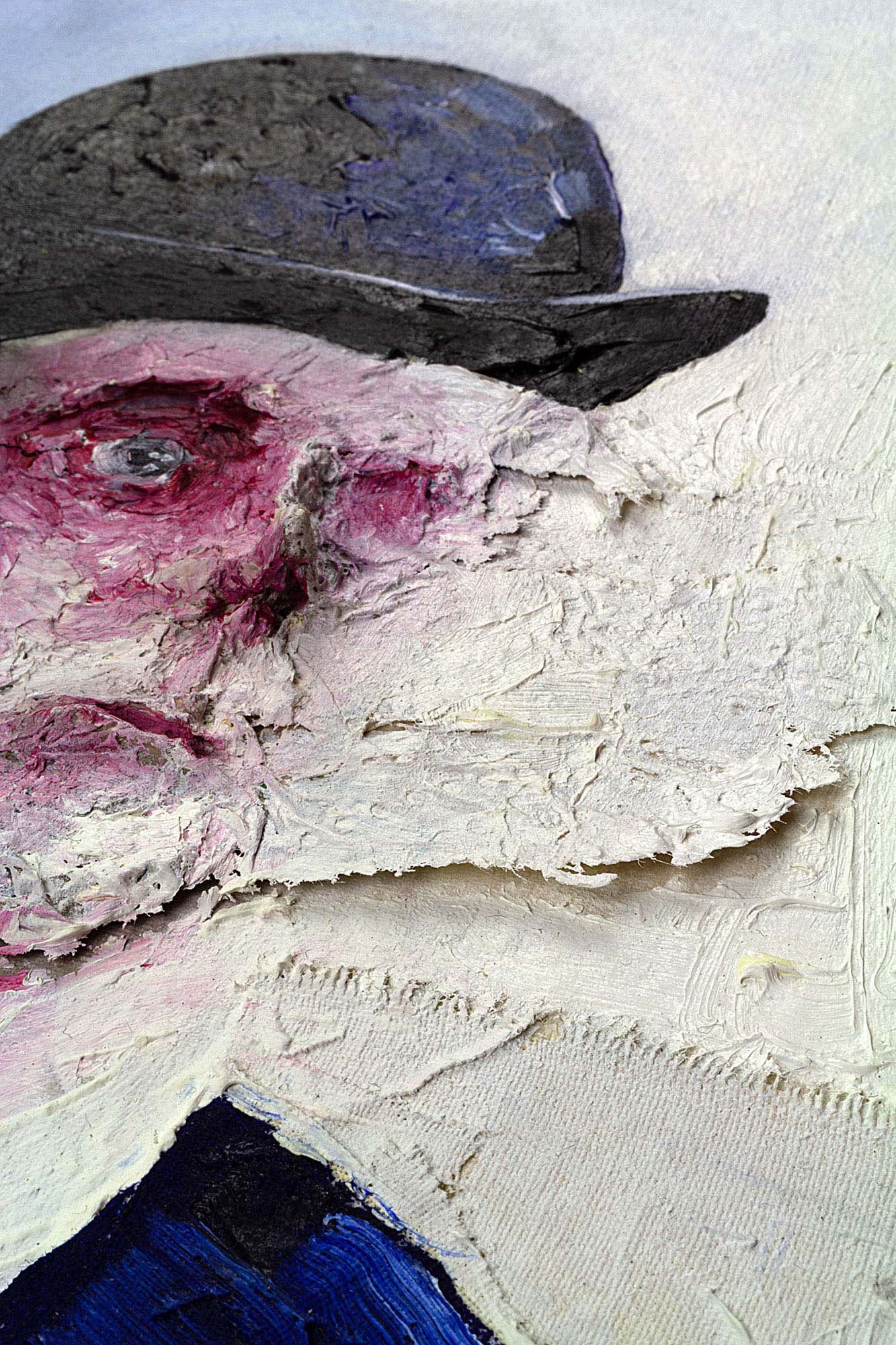 Peinture expressionniste Portrait XXIII par Clément Scarpi, représentant un homme au chapeau melon avec un visage partiellement effacé et texturé.
