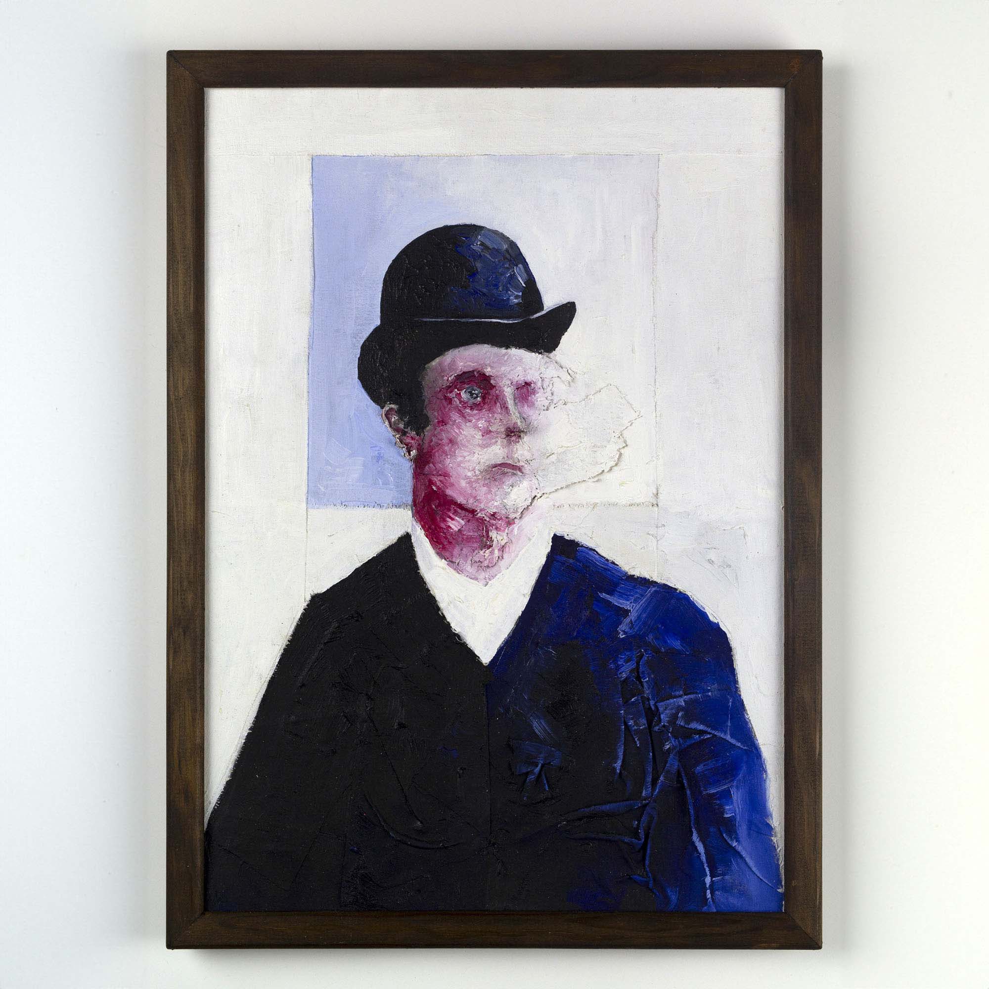 Peinture expressionniste Portrait XXIII par Clément Scarpi, représentant un homme au chapeau melon avec un visage partiellement effacé et texturé.