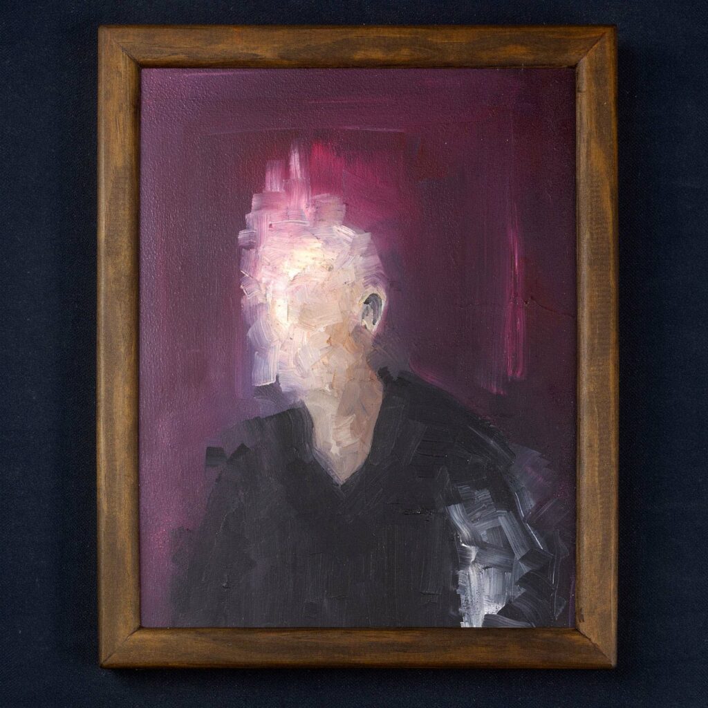 Peinture à l'huile originale "Portrait XXIV". L'œuvre montre un personnage de trois-quarts vêtu de noir sur un fond texturé aubergine et pourpre. Le visage et le sommet du crâne sont effacés et déconstruits par de larges touches de peinture en relief (empâtement) de couleur crème et rose chair, évoquant la fragmentation ou le mouvement. Seule une oreille reste esquissée. La toile est mise en valeur par un cadre rectangulaire en bois teinté marron avec des veines apparentes, le tout photographié sur un fond noir uni.