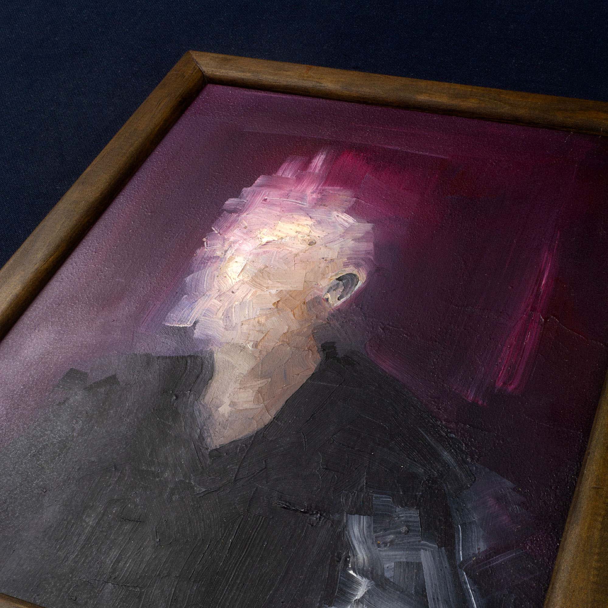 Peinture à l'huile originale "Portrait XXIV". L'œuvre montre un personnage de trois-quarts vêtu de noir sur un fond texturé aubergine et pourpre. Le visage et le sommet du crâne sont effacés et déconstruits par de larges touches de peinture en relief (empâtement) de couleur crème et rose chair, évoquant la fragmentation ou le mouvement. Seule une oreille reste esquissée. La toile est mise en valeur par un cadre rectangulaire en bois teinté marron avec des veines apparentes, le tout photographié sur un fond noir uni.