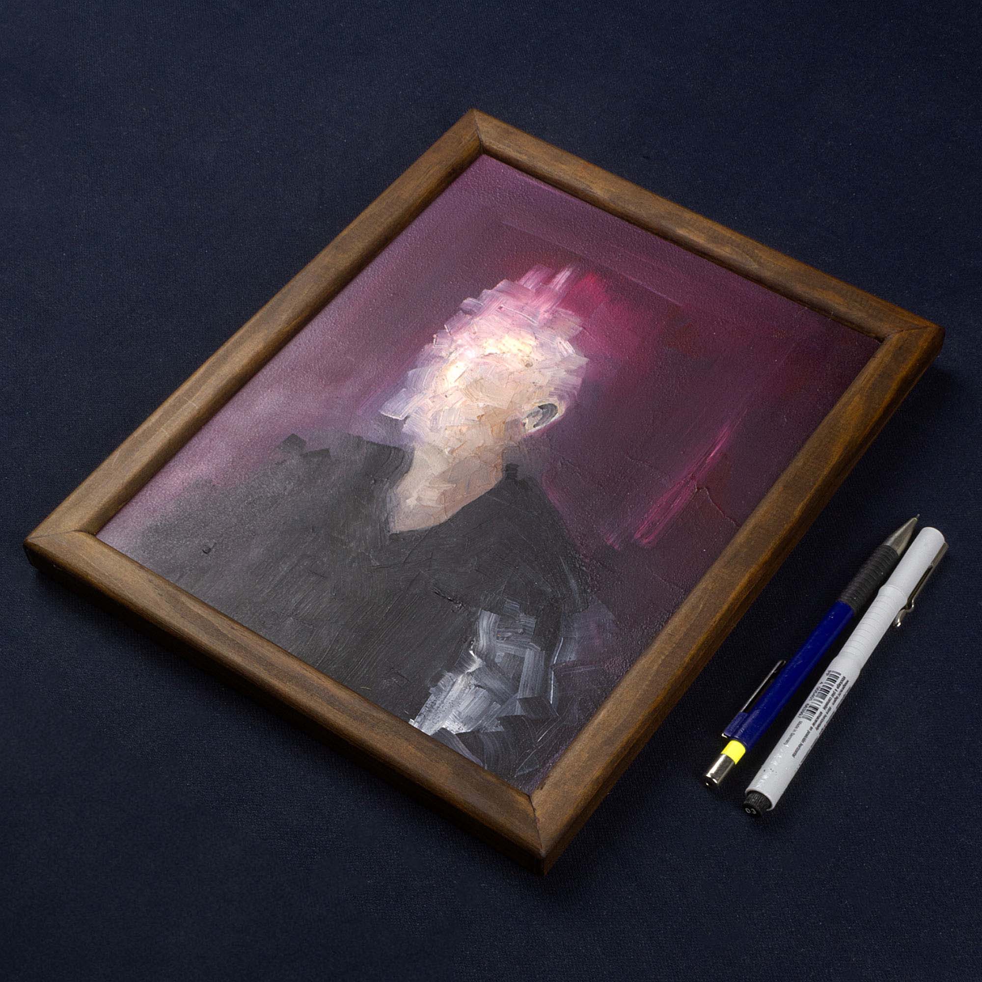 Peinture à l'huile originale "Portrait XXIV". L'œuvre montre un personnage de trois-quarts vêtu de noir sur un fond texturé aubergine et pourpre. Le visage et le sommet du crâne sont effacés et déconstruits par de larges touches de peinture en relief (empâtement) de couleur crème et rose chair, évoquant la fragmentation ou le mouvement. Seule une oreille reste esquissée. La toile est mise en valeur par un cadre rectangulaire en bois teinté marron avec des veines apparentes, le tout photographié sur un fond noir uni.