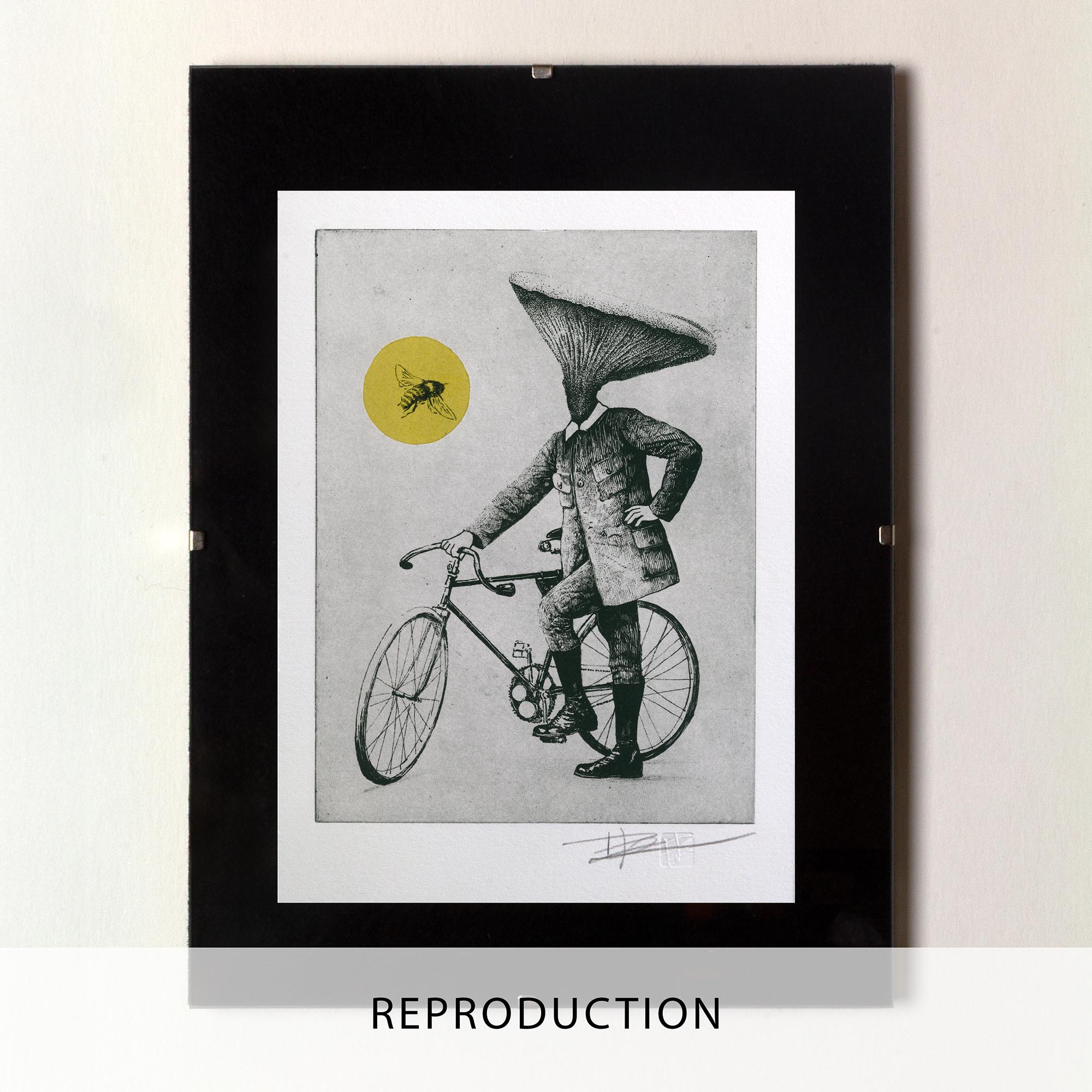 Gravure surréaliste Bee and Mushroom par Clément Scarpi, représentant un personnage à tête de champignon sur un vélo rétro, face à une abeille dans un cercle jaune.