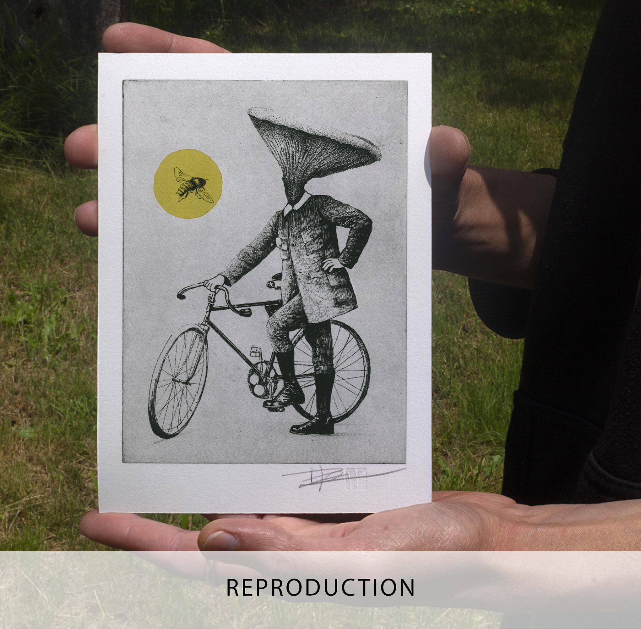 Gravure surréaliste Bee and Mushroom par Clément Scarpi, représentant un personnage à tête de champignon sur un vélo rétro, face à une abeille dans un cercle jaune.