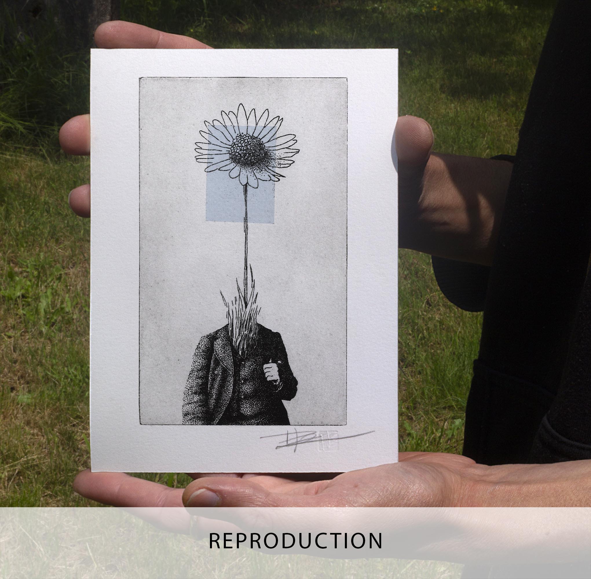 Gravure surréaliste "Bellis perennis" dans un grand cadre noir fin, posée au sol sur un parquet en bois clair contre un mur blanc. L'œuvre verticale montre un personnage en costume dont la tête est remplacée par une grande marguerite sur fond bleu.