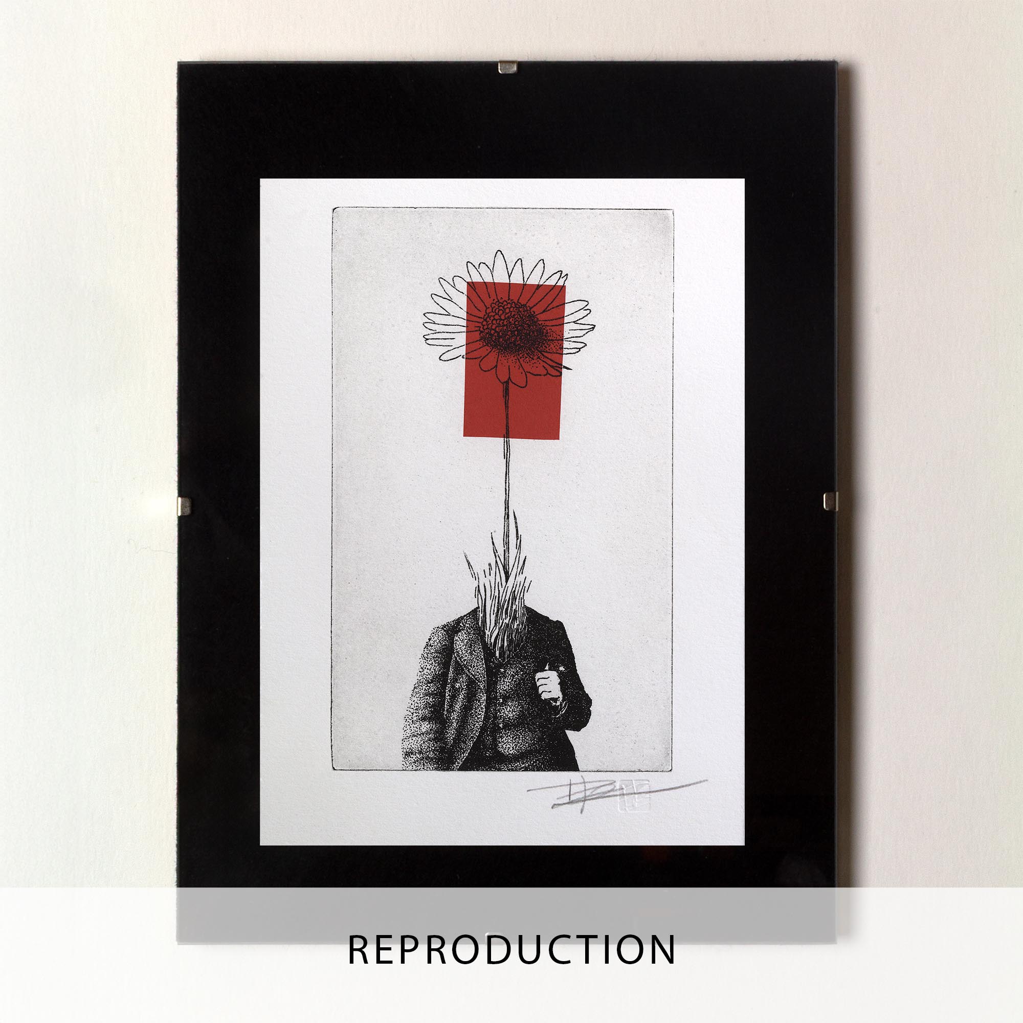 Gravure surréaliste "Bellis perennis" dans un grand cadre noir fin, posée au sol sur un parquet en bois clair contre un mur blanc. L'œuvre verticale montre un personnage en costume dont la tête est remplacée par une grande marguerite sur fond rouge.