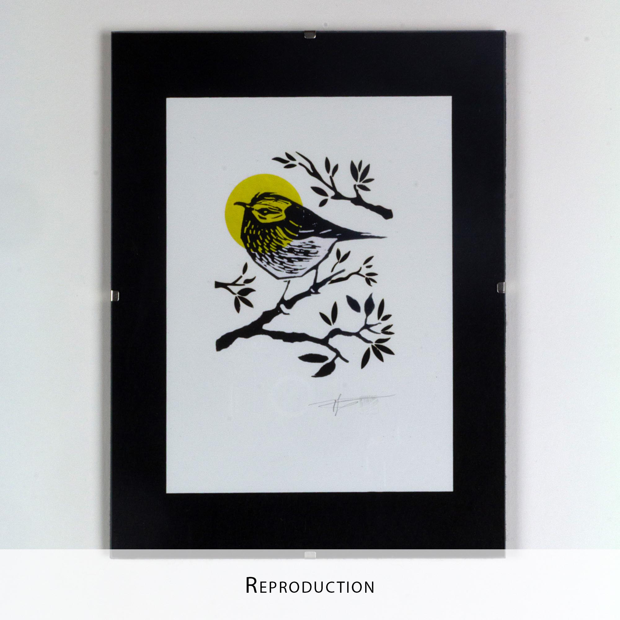 Gravure "Golden Crown Kinglet" sur papier d'art blanc épais et texturé à bords frangés, présentée dans un cadre noir texturé, posée sur un parquet en bois clair contre un mur blanc.
