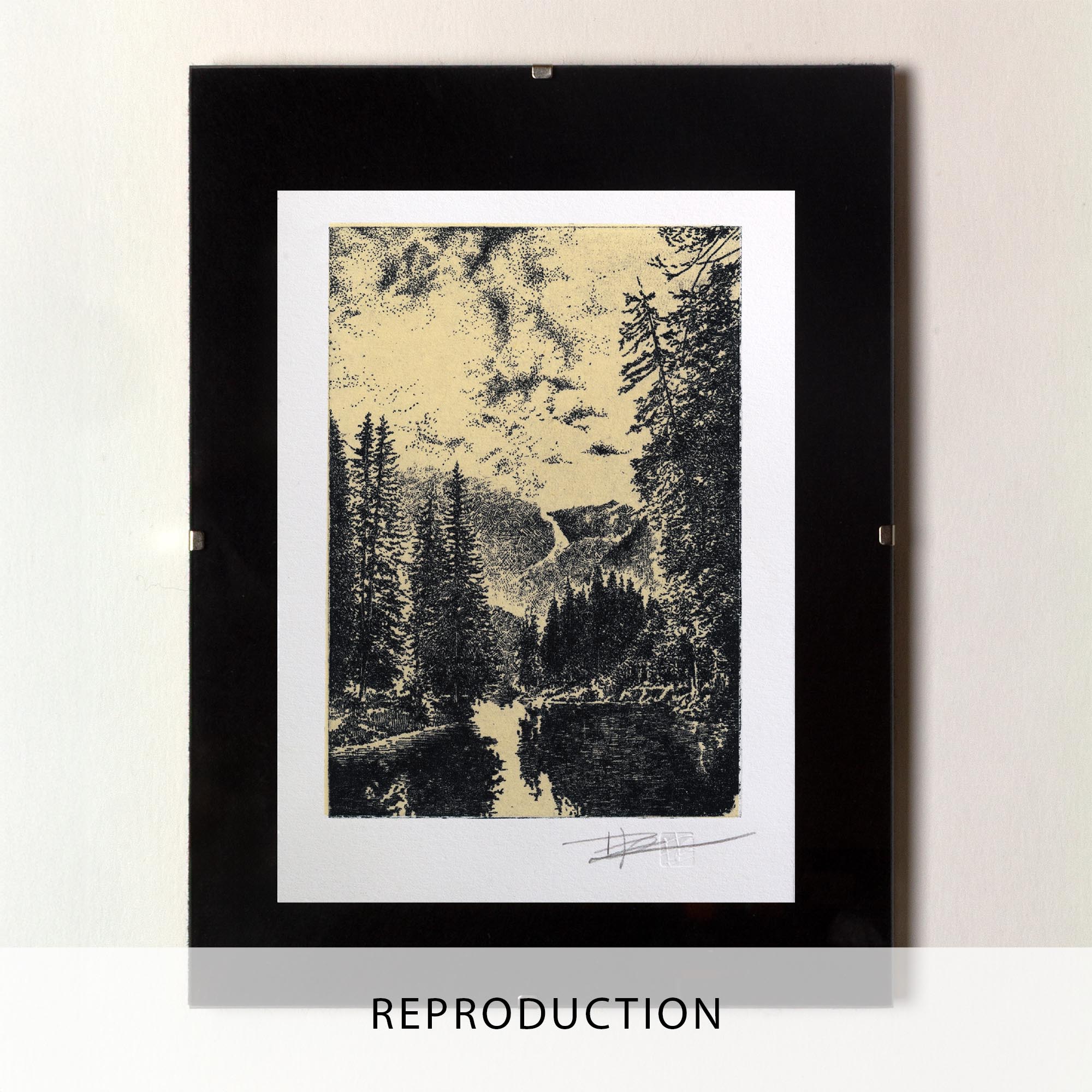 Gravure originale intitulée Landscape I par l'artiste Clément Scarpi, représentant un paysage de forêt de sapins au bord d'un lac avec des montagnes en arrière-plan, imprimée à l'encre sombre sur papier texturé beige aux bords frangés
