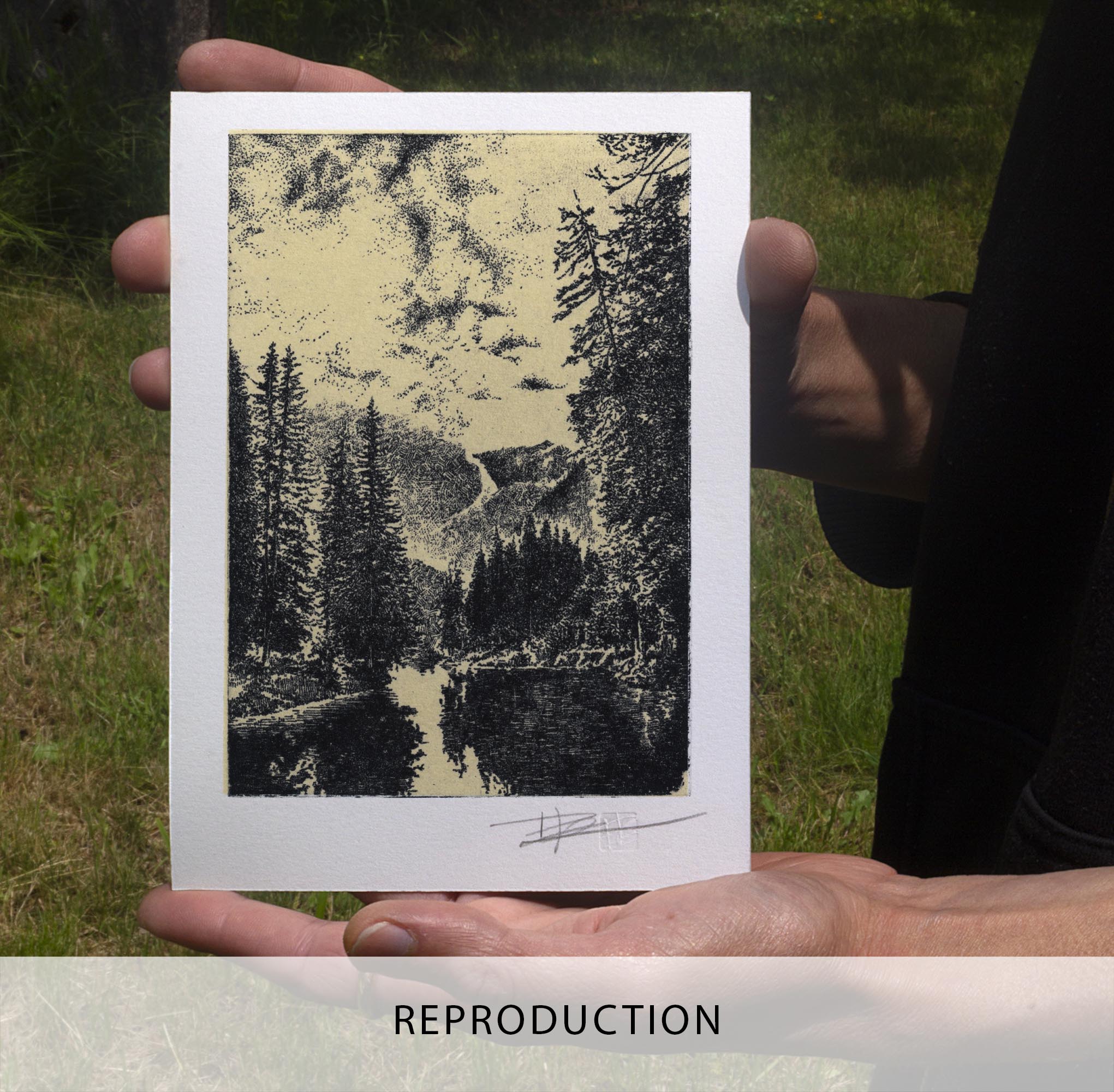 Gravure originale intitulée Landscape I par l'artiste Clément Scarpi, représentant un paysage de forêt de sapins au bord d'un lac avec des montagnes en arrière-plan, imprimée à l'encre sombre sur papier texturé beige aux bords frangés