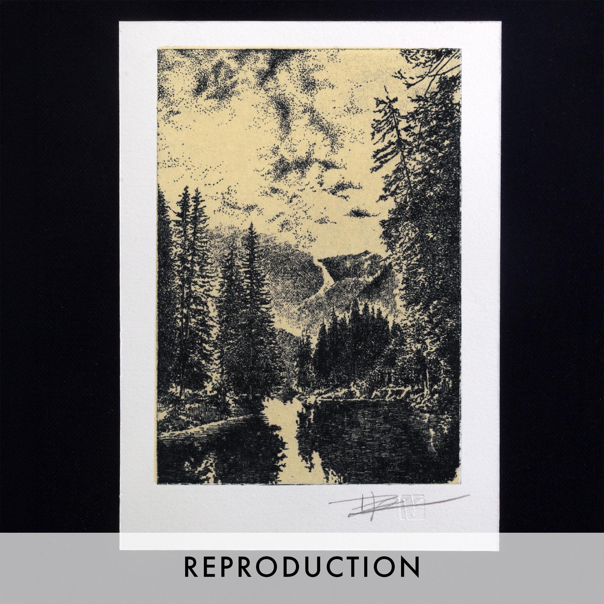 Gravure originale intitulée Landscape I par l'artiste Clément Scarpi, représentant un paysage de forêt de sapins au bord d'un lac avec des montagnes en arrière-plan, imprimée à l'encre sombre sur papier texturé beige aux bords frangés