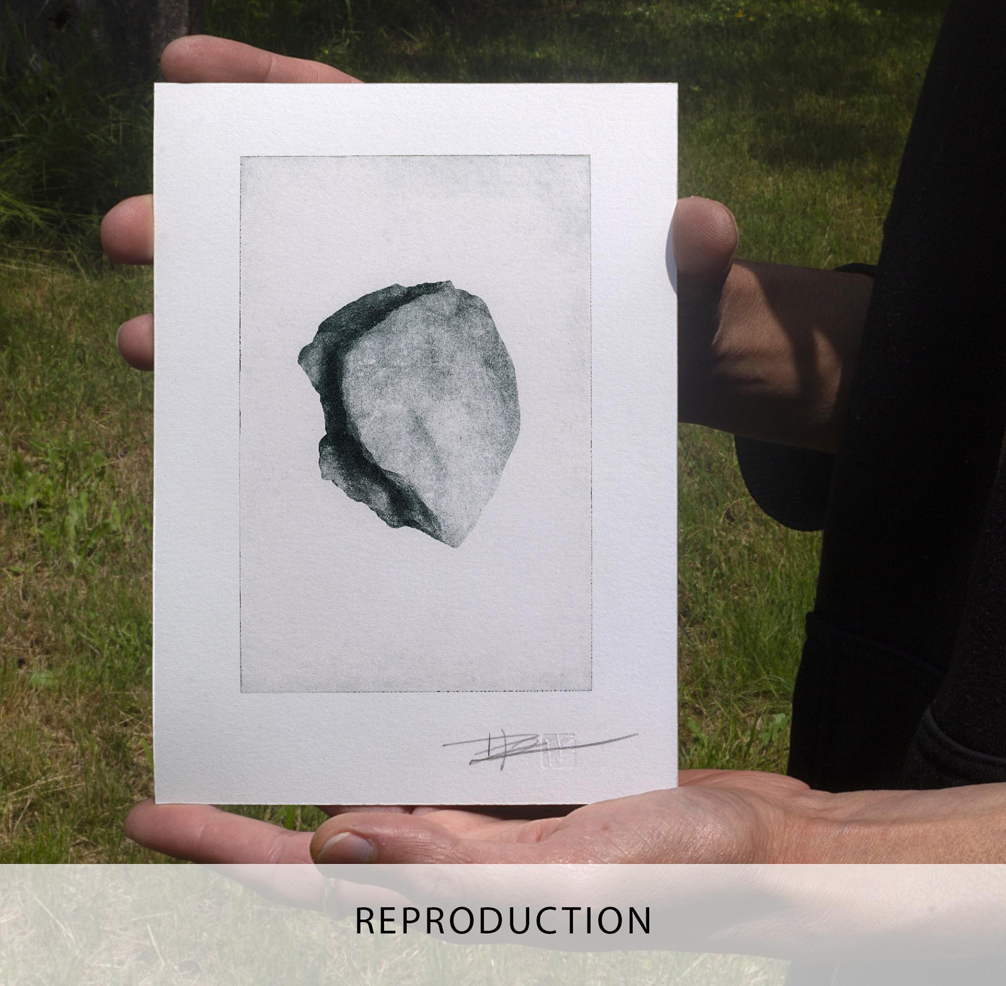 Gravure originale minimaliste The Pebble II par Clément Scarpi, estampe d'art contemporain représentant un galet.