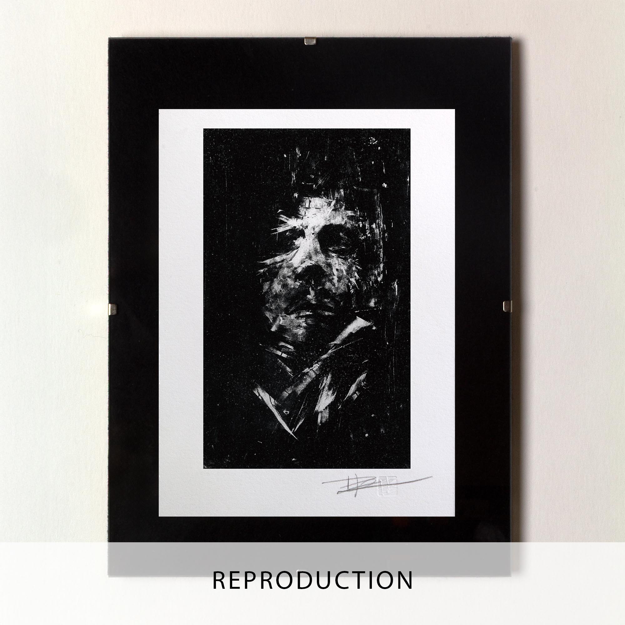 Gravure expressionniste en noir et blanc "Portrait" dans un grand cadre noir fin avec un passe-partout blanc, posée au sol sur un parquet clair contre un mur blanc.