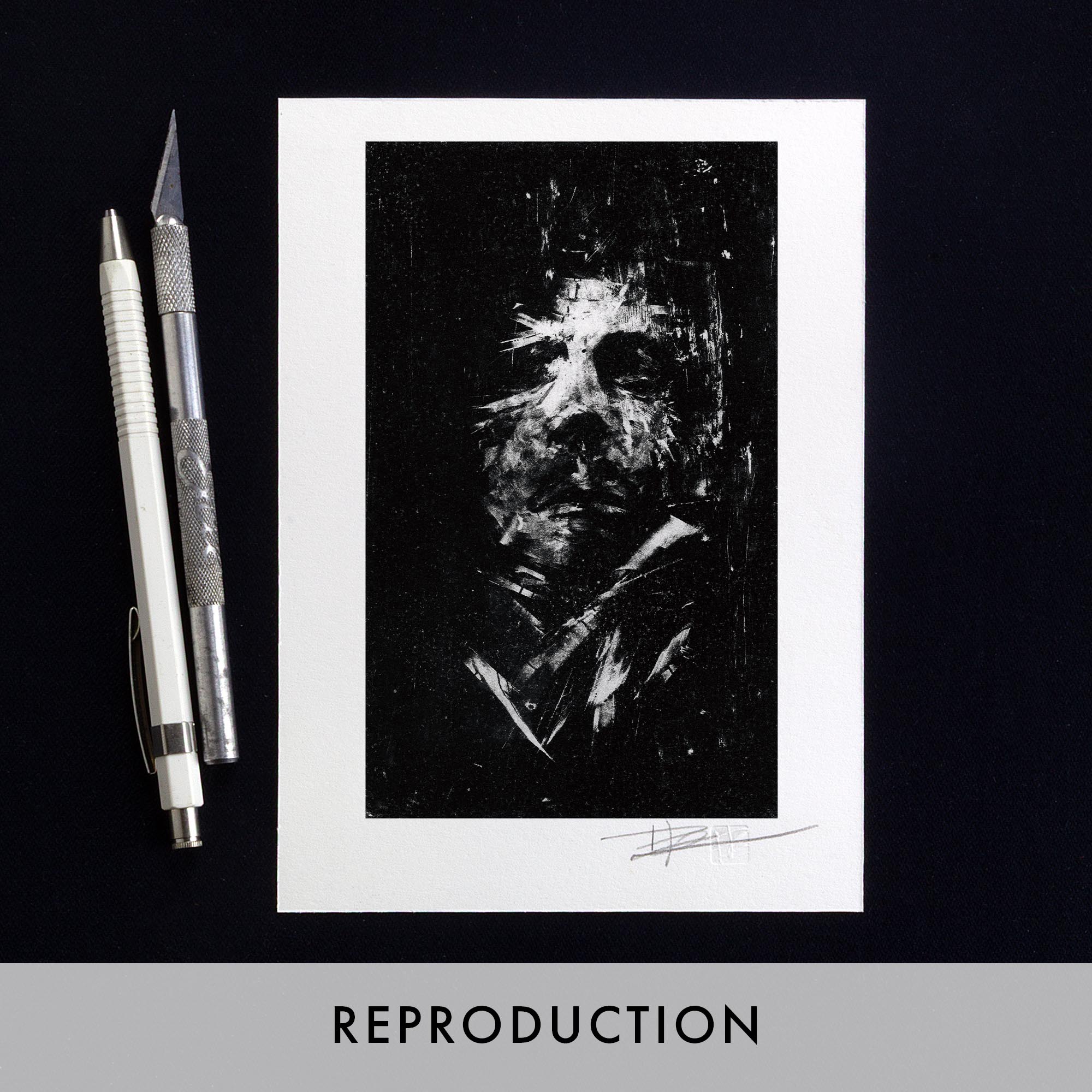 Gravure expressionniste en noir et blanc "Portrait" dans un grand cadre noir fin avec un passe-partout blanc, posée au sol sur un parquet clair contre un mur blanc.