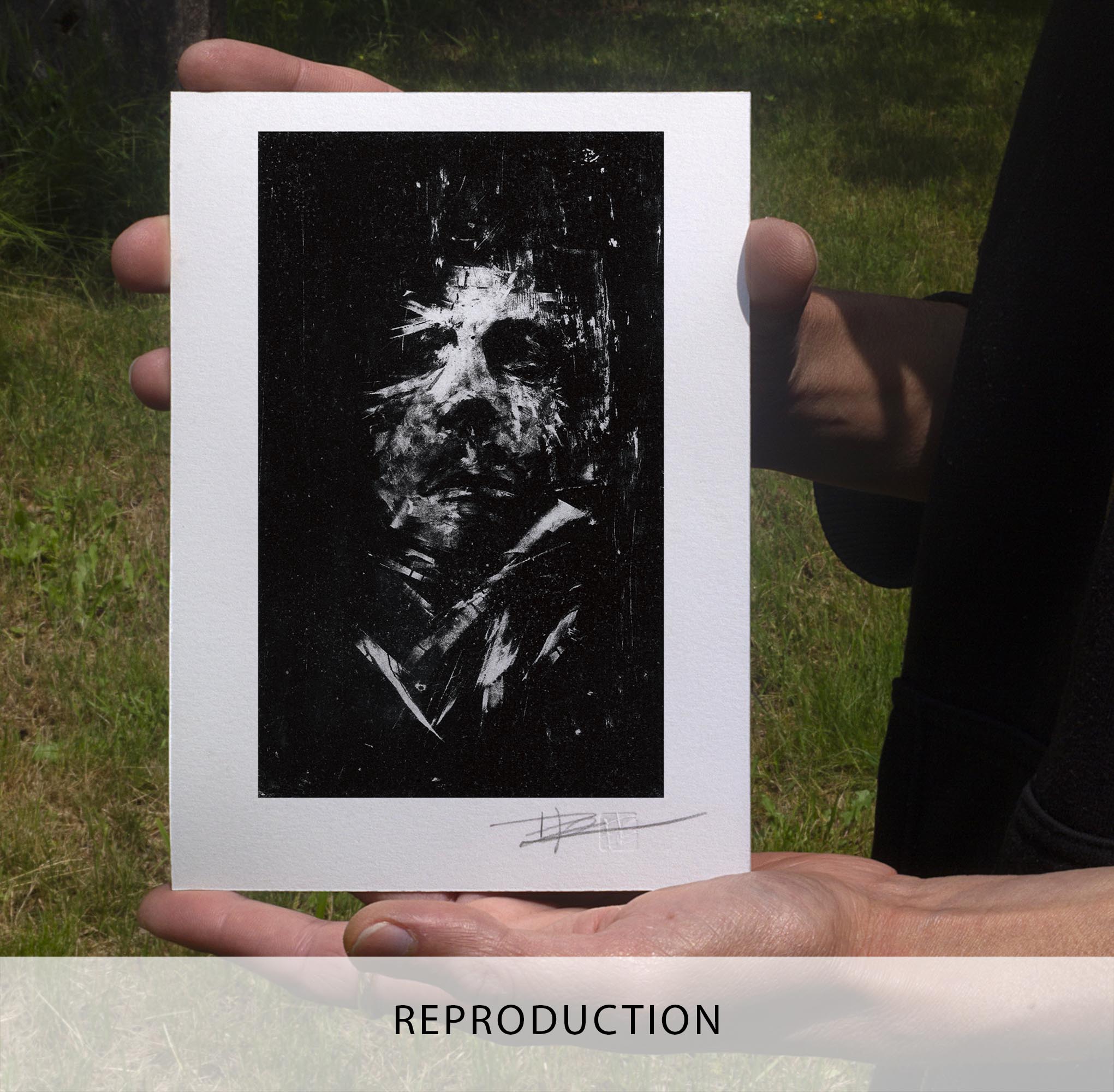 Gravure expressionniste en noir et blanc "Portrait" dans un grand cadre noir fin avec un passe-partout blanc, posée au sol sur un parquet clair contre un mur blanc.