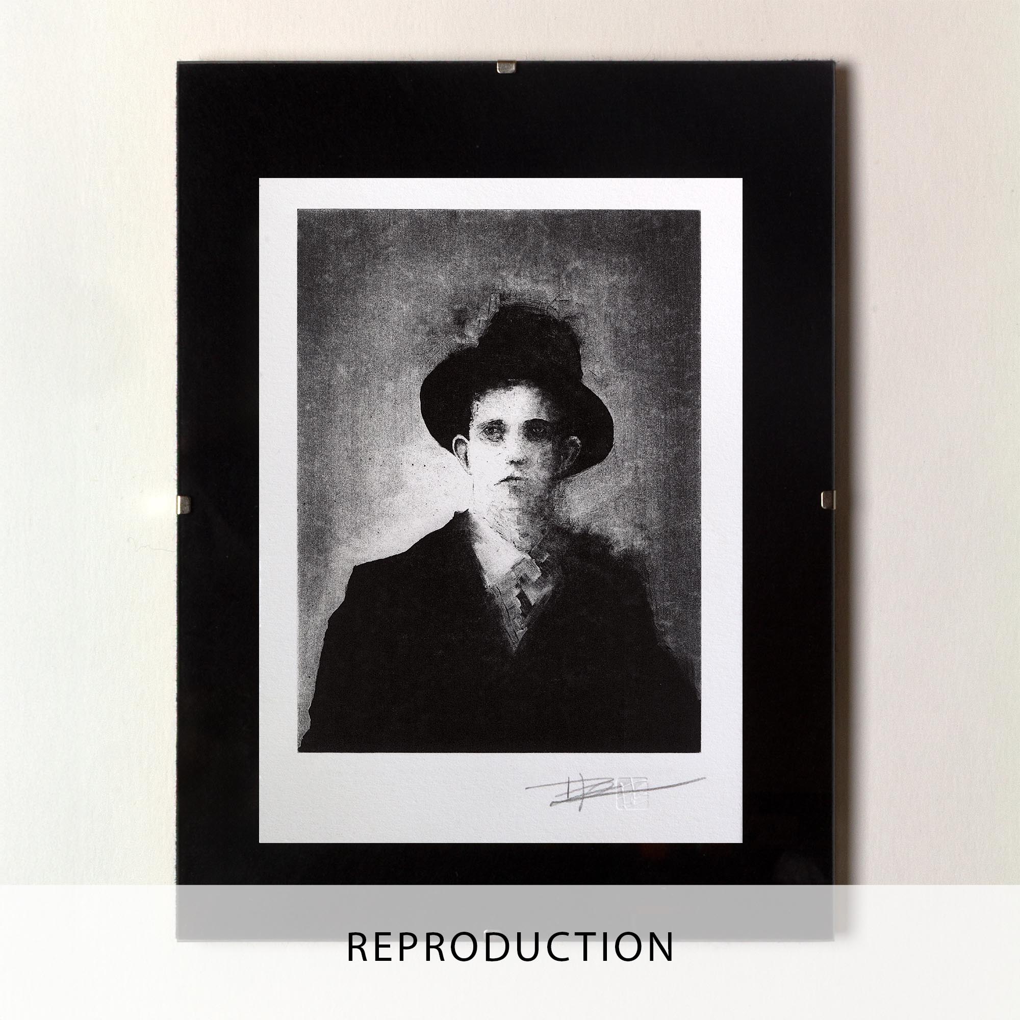 Gravure originale de portrait expressionniste Portrait III de Clément Scarpi. Estampe d'art en noir et blanc représentant le buste d'un jeune homme mystérieux portant un chapeau haut-de-forme et une veste sombre, imprimée sur papier d'art à bords frangés avec signature et numérotation d'artiste.