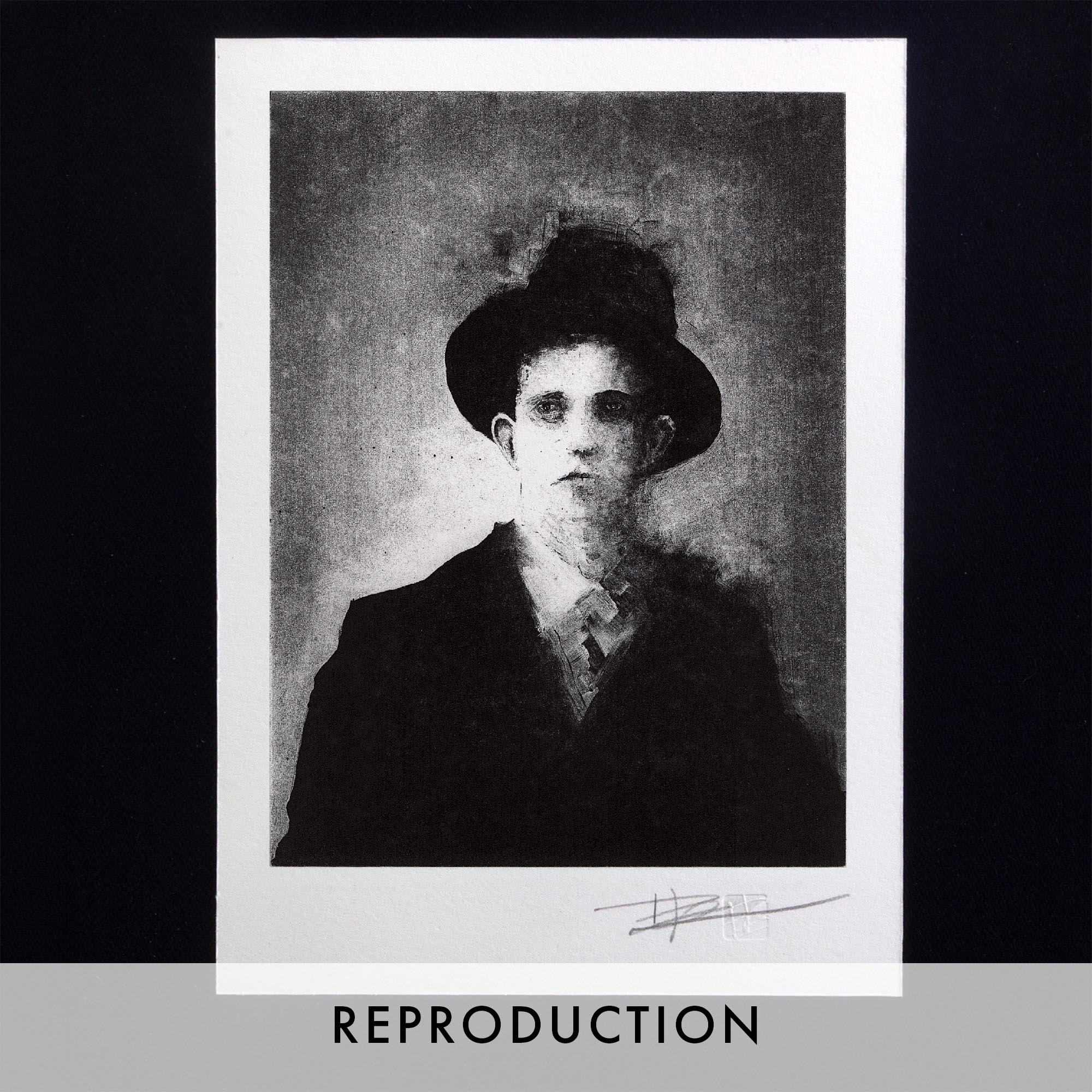 Gravure originale de portrait expressionniste Portrait III de Clément Scarpi. Estampe d'art en noir et blanc représentant le buste d'un jeune homme mystérieux portant un chapeau haut-de-forme et une veste sombre, imprimée sur papier d'art à bords frangés avec signature et numérotation d'artiste.