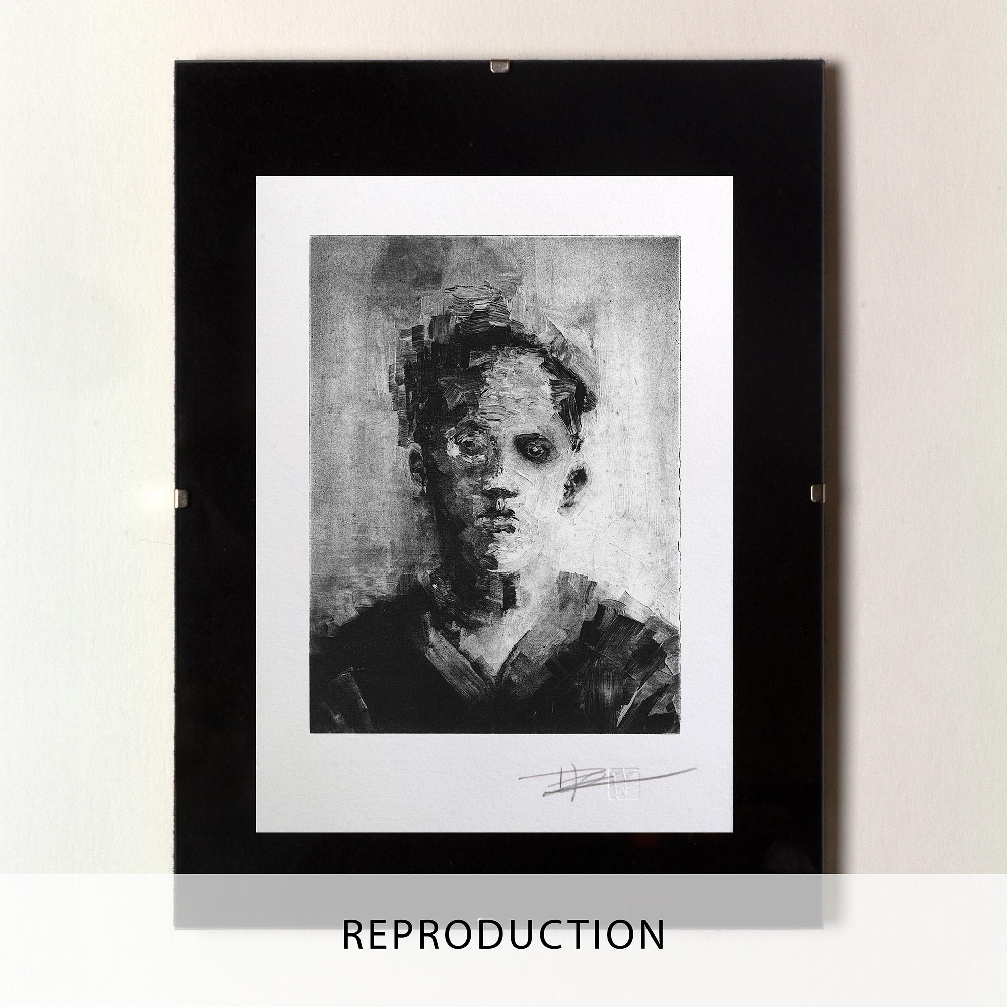 Gravure originale en noir et blanc intitulée Portrait V par l'artiste Clément Scarpi, représentant le visage mélancolique et fragmenté d'un jeune homme de face au regard sombre, présentée sous cadre noir.