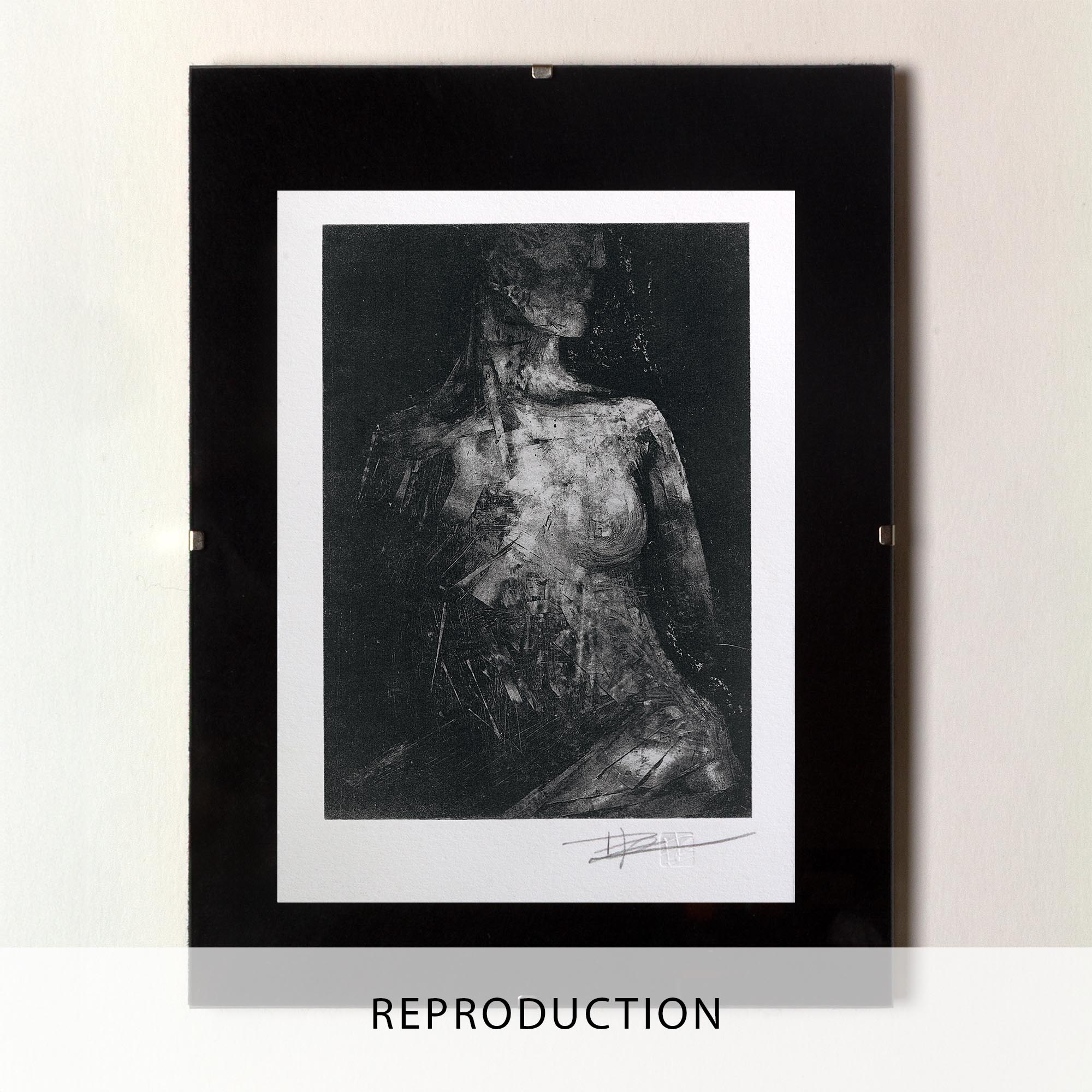 Gravure originale expressionniste Portrait VIII de Clément Scarpi. Estampe d'art en noir et blanc représentant un nu féminin en buste de trois-quarts, au corps texturé et abstrait émergeant d'un fond sombre et texturé, imprimée sur papier d'art avec la mention EA (Épreuve d'Artiste) et signature de l'artiste.