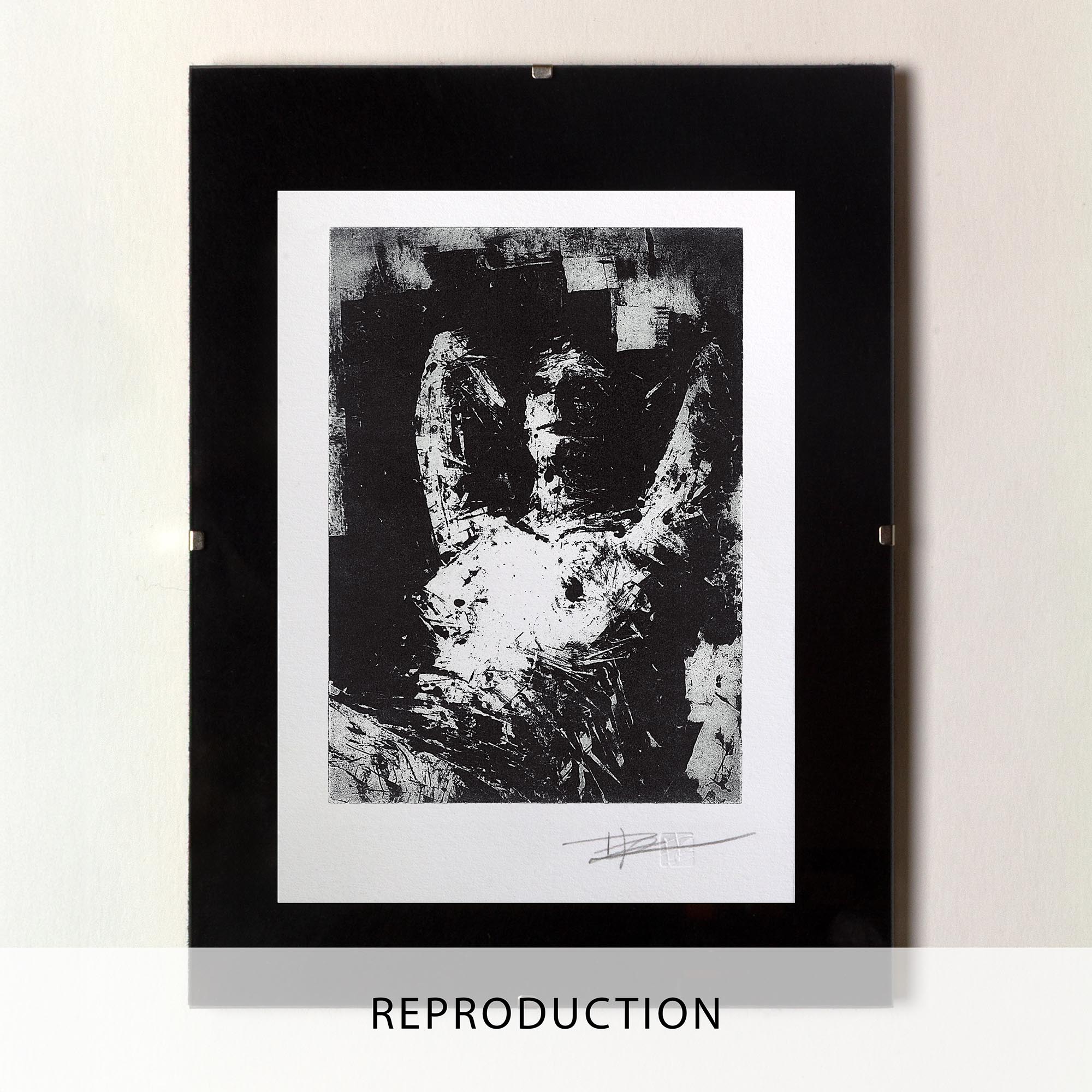 Gravure originale en noir et blanc intitulée Portrait XIII par l'artiste Clément Scarpi, représentant un torse et un visage humain stylisés aux textures brutes, les bras levés derrière la tête, présentée sous cadre noir.