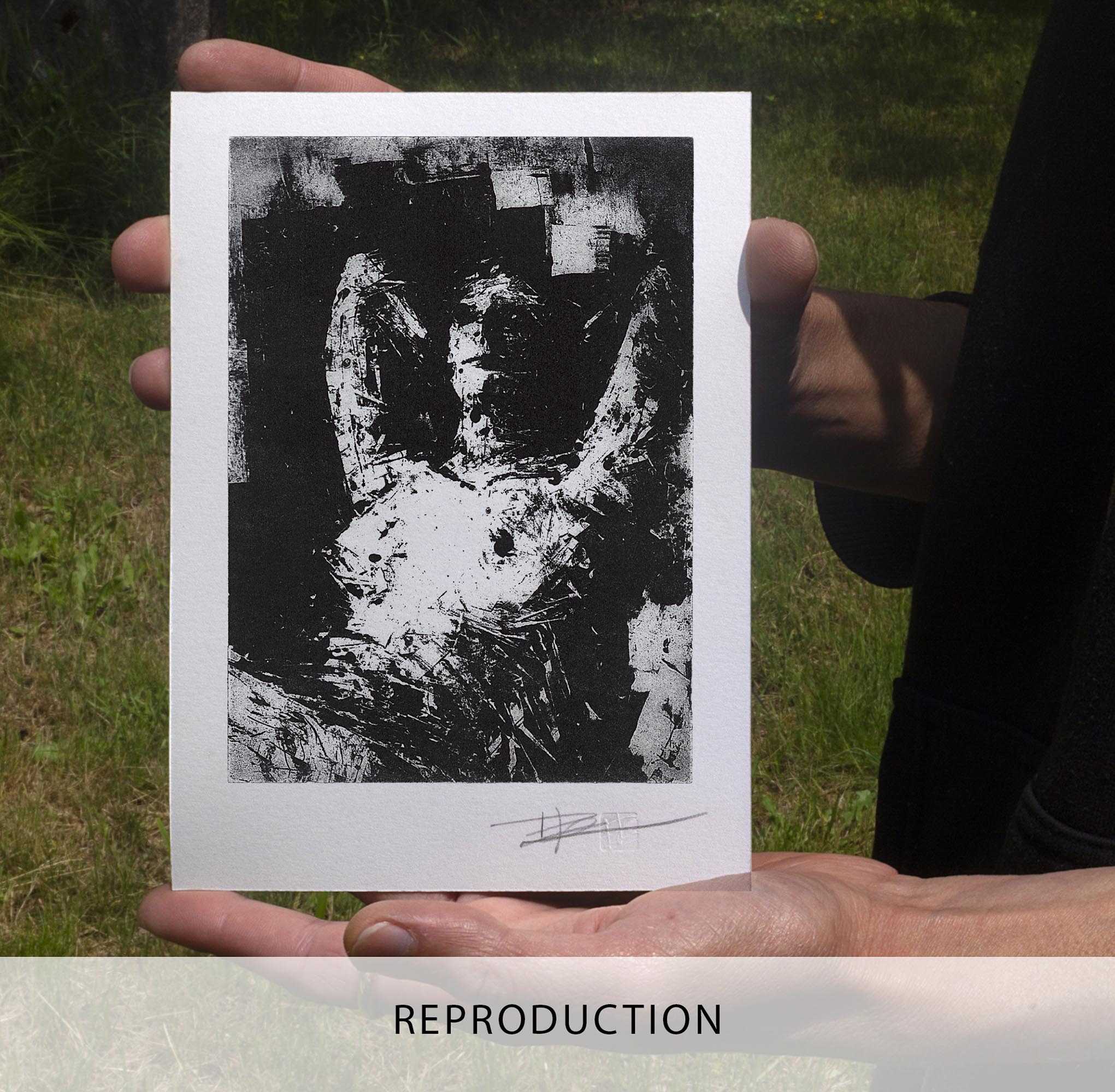 Gravure originale en noir et blanc intitulée Portrait XIII par l'artiste Clément Scarpi, représentant un torse et un visage humain stylisés aux textures brutes, les bras levés derrière la tête, présentée sous cadre noir.