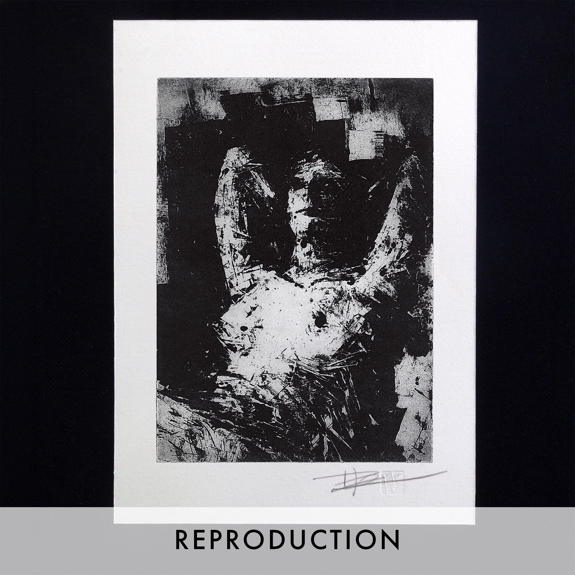 Gravure originale en noir et blanc intitulée Portrait XIII par l'artiste Clément Scarpi, représentant un torse et un visage humain stylisés aux textures brutes, les bras levés derrière la tête, présentée sous cadre noir.