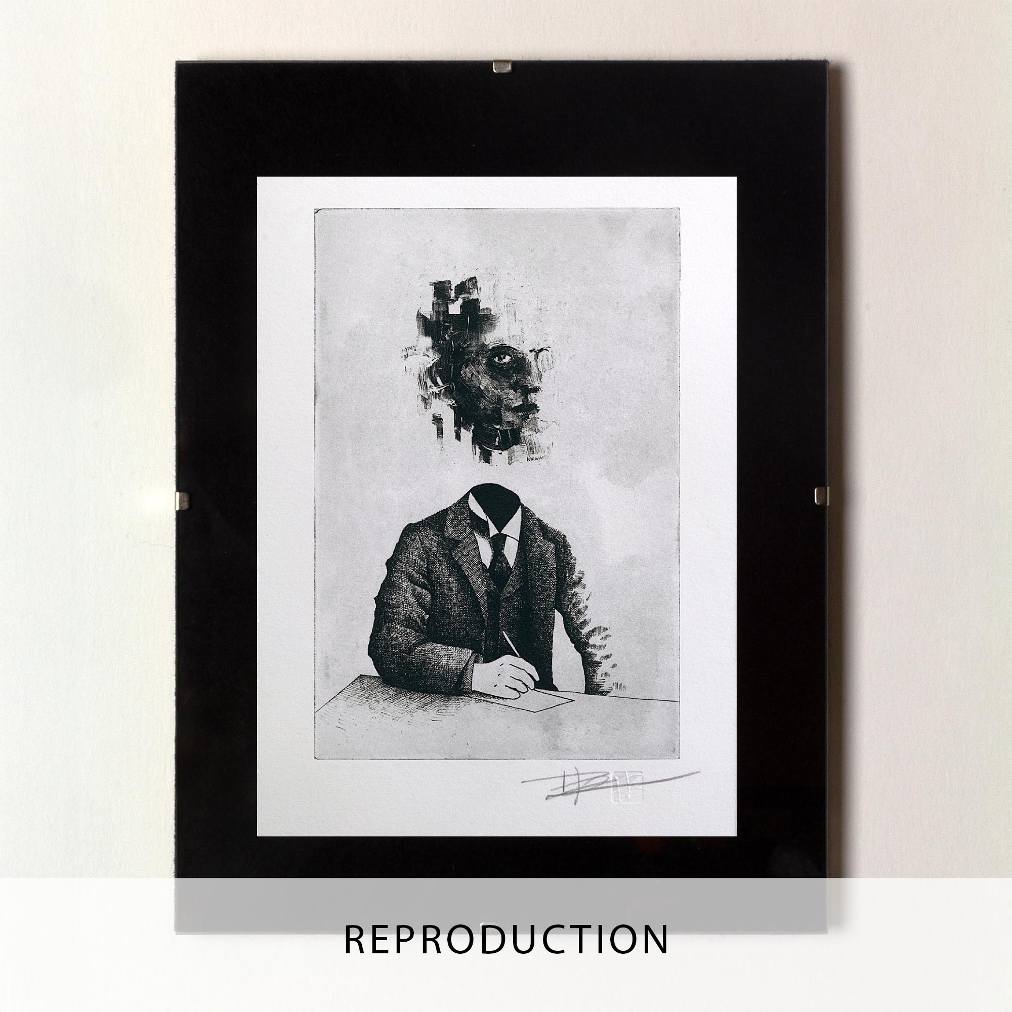 Gravure originale en noir et blanc intitulée Portrait XV par l'artiste Clément Scarpi, représentant un personnage surréaliste en costume assis à une table en train d'écrire, dont le visage texturé et fragmenté lévite au-dessus du col, présentée sous cadre noir.
