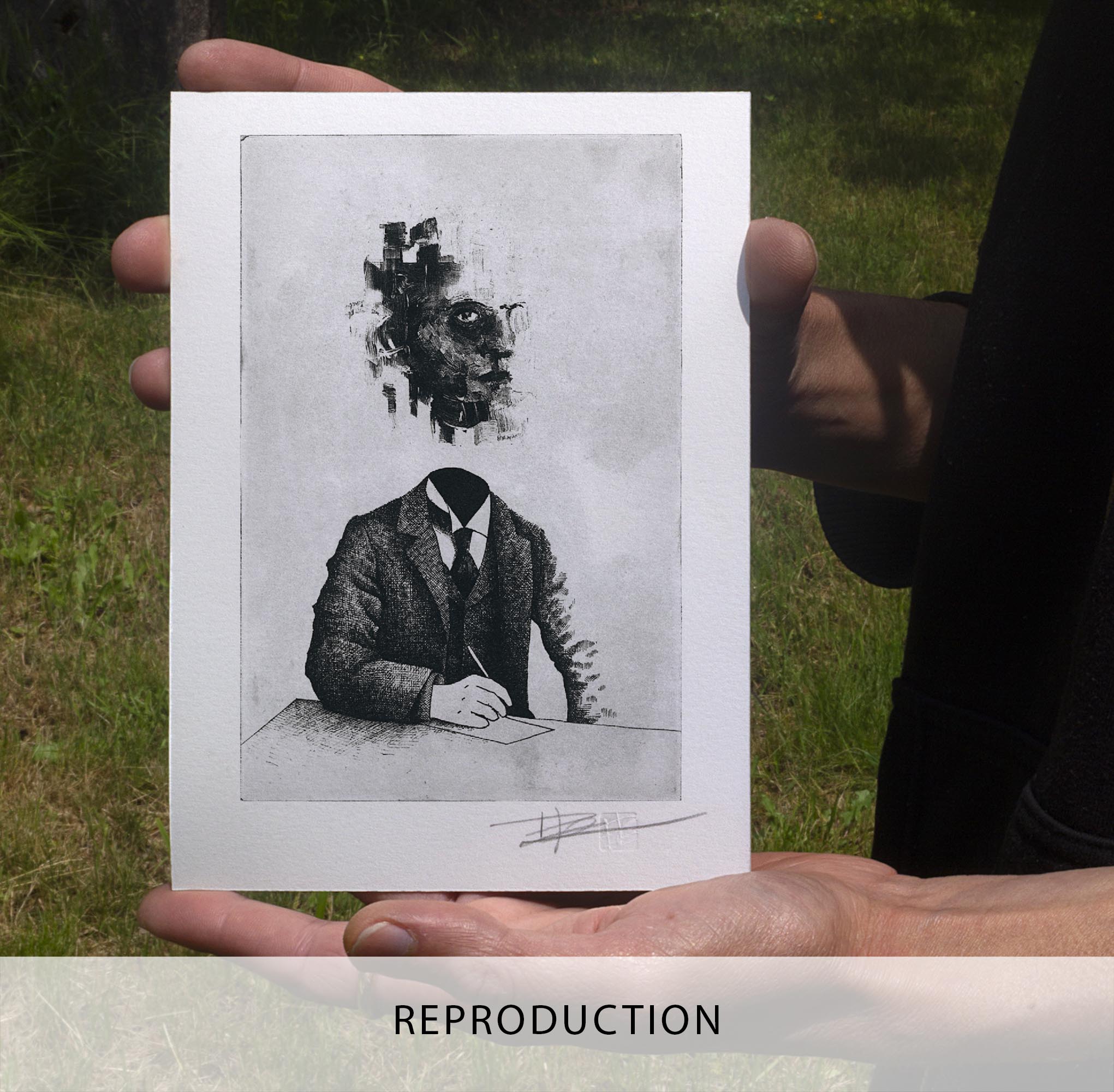 Gravure originale en noir et blanc intitulée Portrait XV par l'artiste Clément Scarpi, représentant un personnage surréaliste en costume assis à une table en train d'écrire, dont le visage texturé et fragmenté lévite au-dessus du col, présentée sous cadre noir.