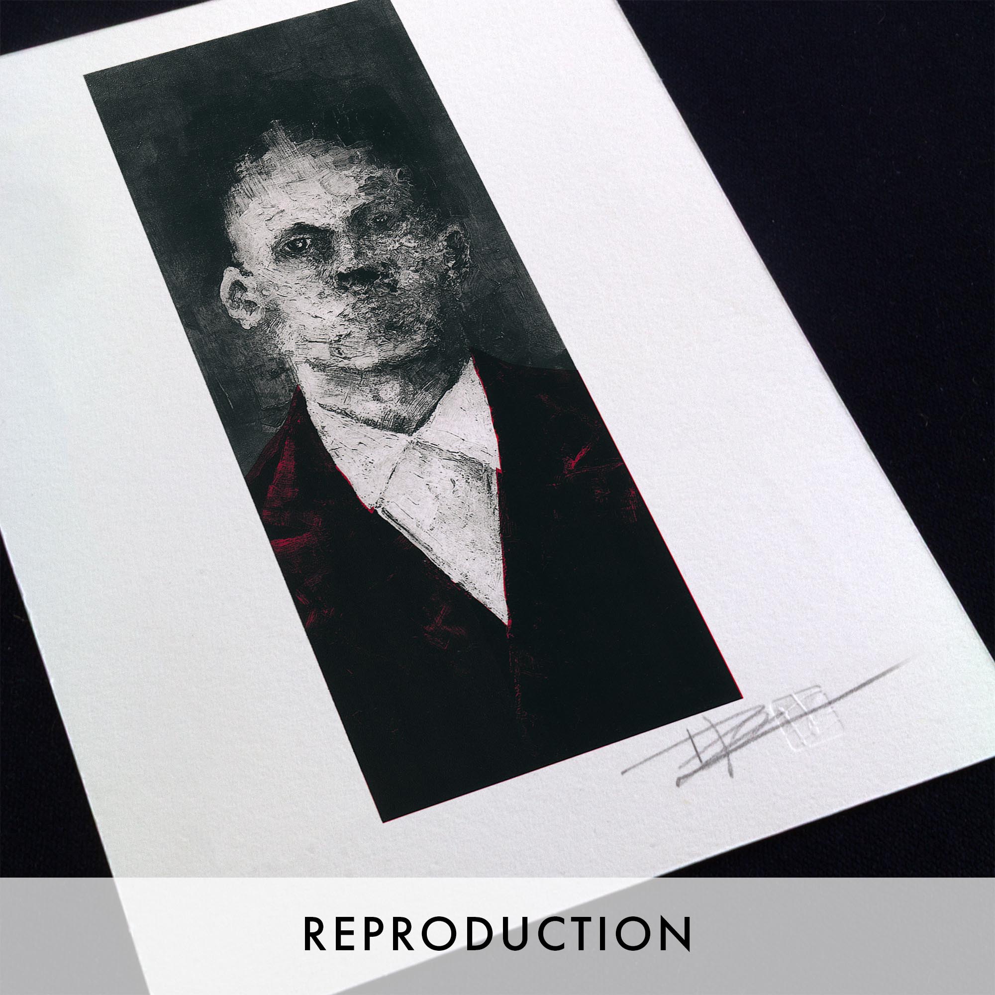 Gravure expressionniste "Portrait XXI" dans un grand cadre noir fin, posée au sol sur un parquet en bois clair contre un mur blanc. L'œuvre verticale représente un homme en costume sombre rehaussé de rouge.