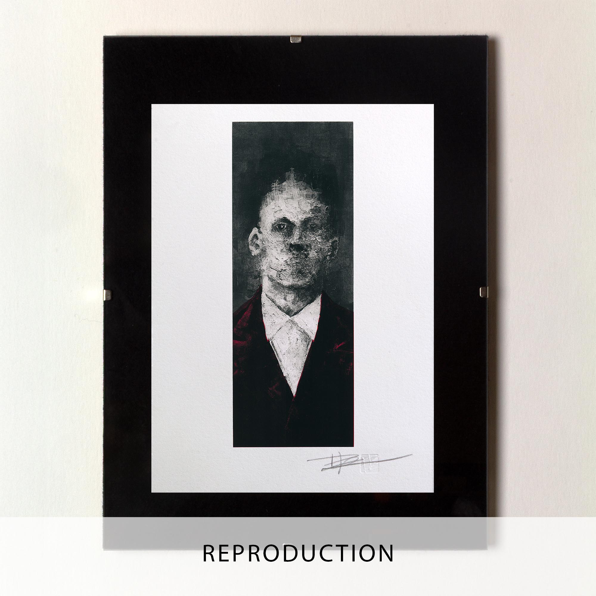 Gravure expressionniste "Portrait XXI" dans un grand cadre noir fin, posée au sol sur un parquet en bois clair contre un mur blanc. L'œuvre verticale représente un homme en costume sombre rehaussé de rouge.