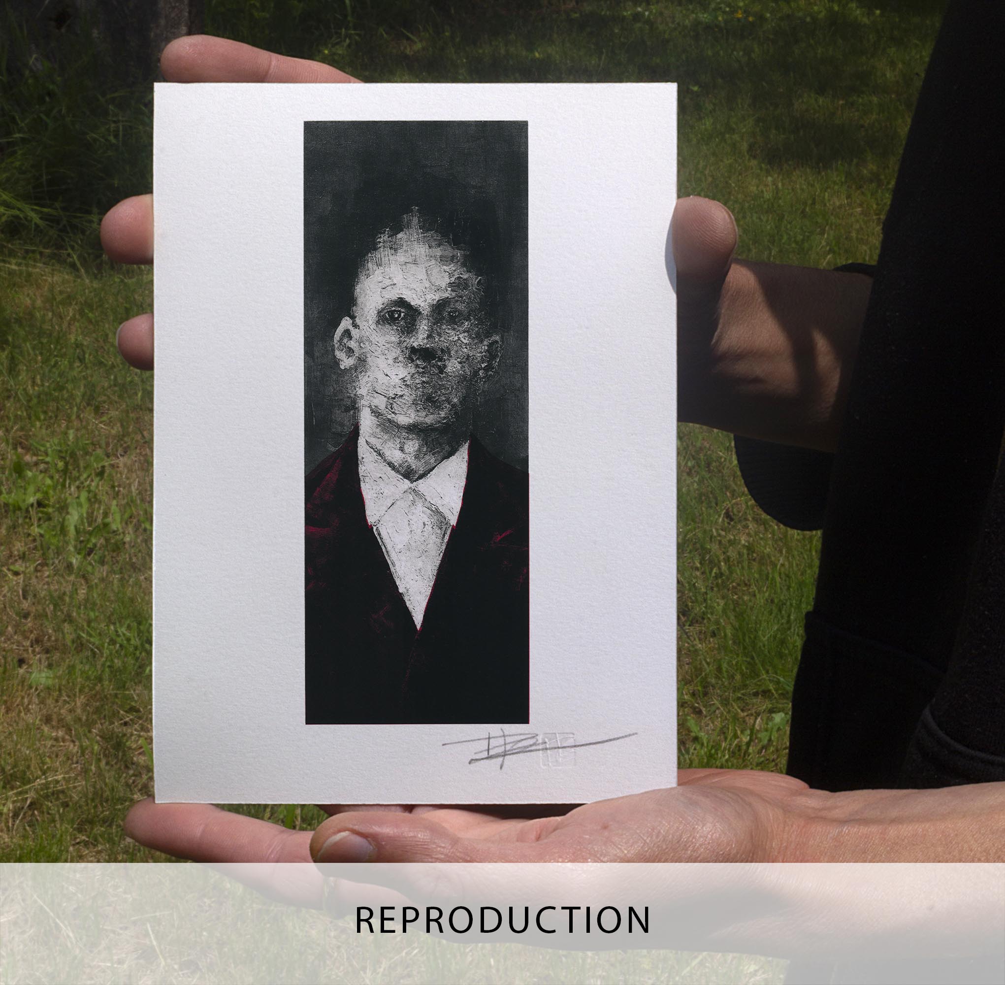 Gravure expressionniste "Portrait XXI" dans un grand cadre noir fin, posée au sol sur un parquet en bois clair contre un mur blanc. L'œuvre verticale représente un homme en costume sombre rehaussé de rouge.