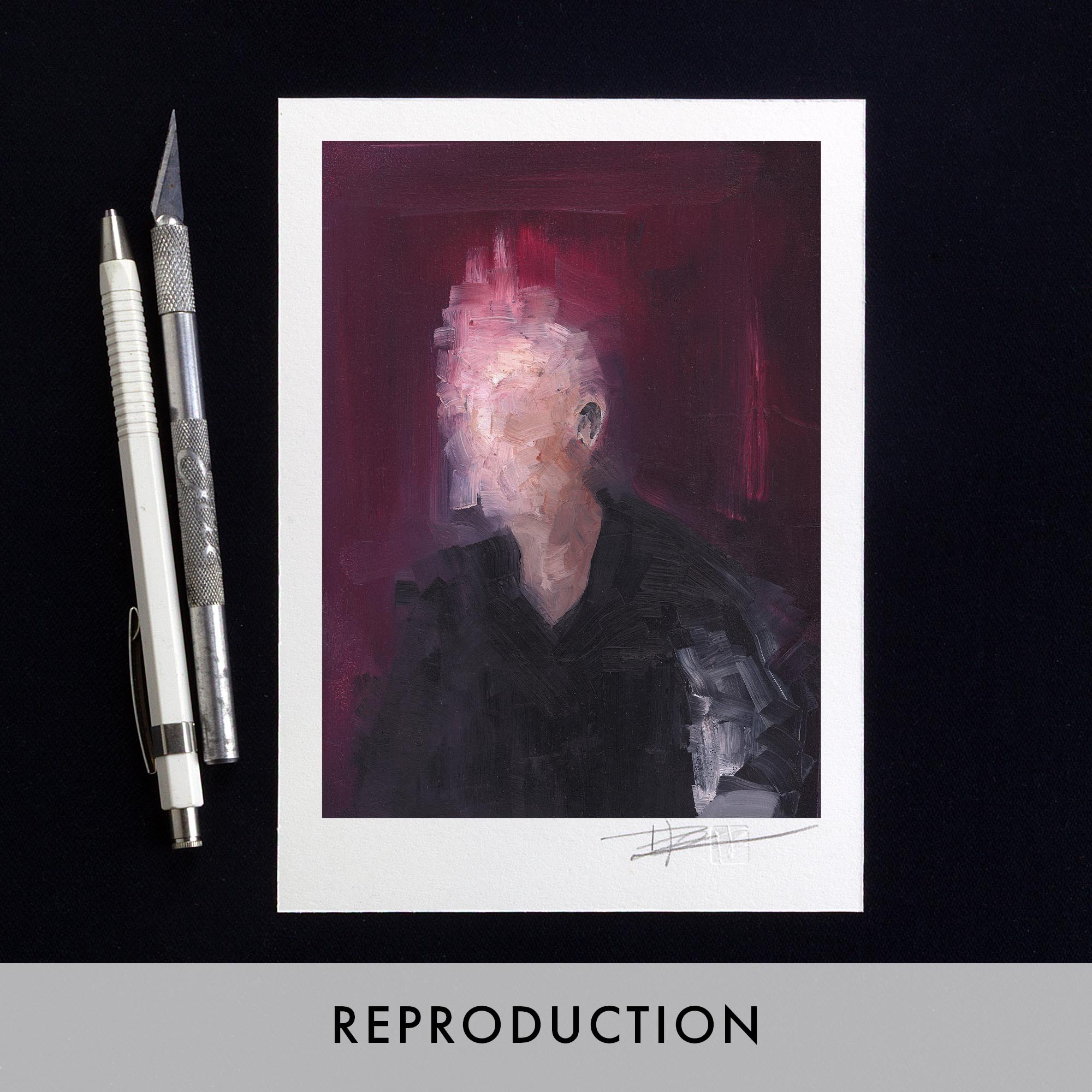Peinture à l'huile originale "Portrait XXIV". L'œuvre montre un personnage de trois-quarts vêtu de noir sur un fond texturé aubergine et pourpre. Le visage et le sommet du crâne sont effacés et déconstruits par de larges touches de peinture en relief (empâtement) de couleur crème et rose chair, évoquant la fragmentation ou le mouvement. Seule une oreille reste esquissée. La toile est mise en valeur par un cadre rectangulaire en bois teinté marron avec des veines apparentes, le tout photographié sur un fond noir uni.