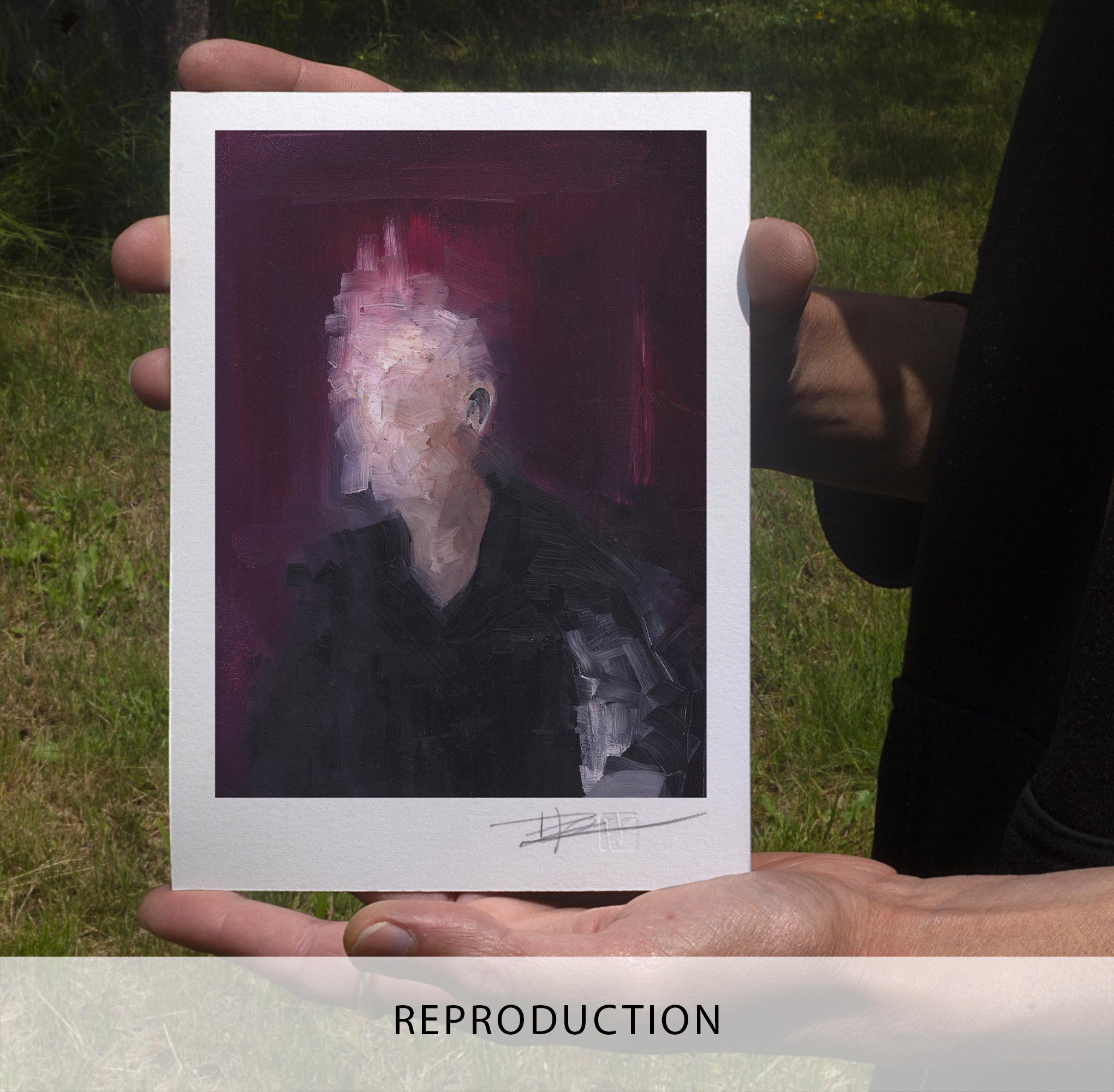 Peinture à l'huile originale "Portrait XXIV". L'œuvre montre un personnage de trois-quarts vêtu de noir sur un fond texturé aubergine et pourpre. Le visage et le sommet du crâne sont effacés et déconstruits par de larges touches de peinture en relief (empâtement) de couleur crème et rose chair, évoquant la fragmentation ou le mouvement. Seule une oreille reste esquissée. La toile est mise en valeur par un cadre rectangulaire en bois teinté marron avec des veines apparentes, le tout photographié sur un fond noir uni.