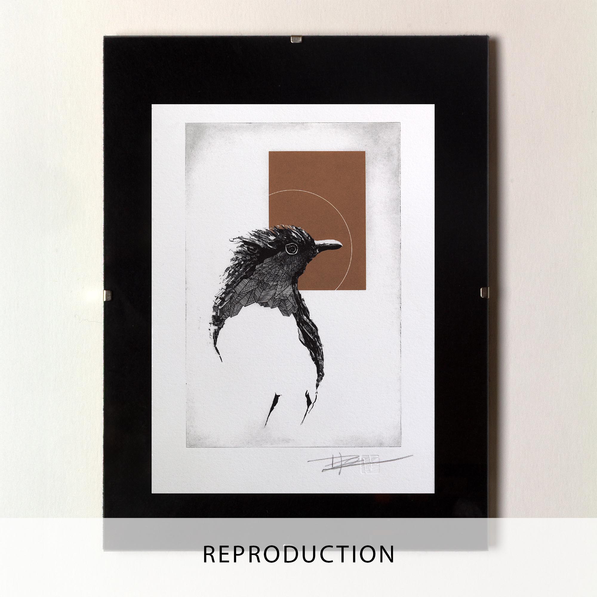 Gravure originale intitulée The Red Robin par l'artiste Clément Scarpi, représentant de profil le buste stylisé d'un oiseau noir aux plumes texturées, surmonté d'un rectangle marron brique et d'une fine ligne circulaire blanche, présentée sous cadre noir.
