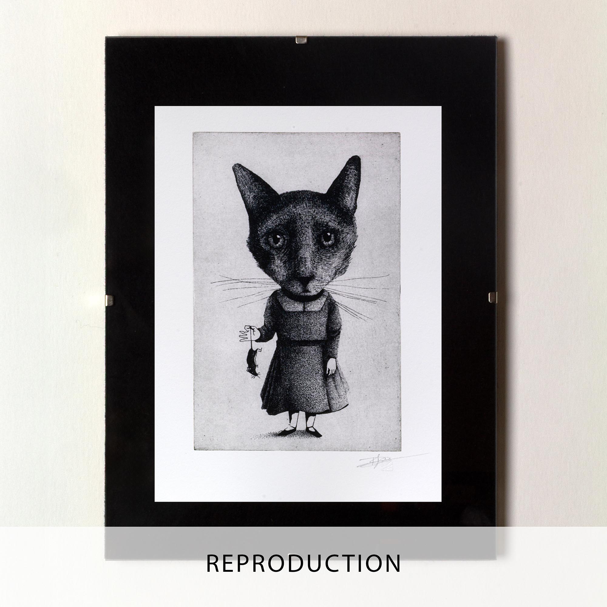 Gravure originale à l'eau-forte « Le Chat » par Clément Scarpi. Illustration surréaliste en noir et blanc d'un personnage anthropomorphe à tête de chat portant une robe et tenant une souris. Tirage d'art limité et signé, présenté dans un cadre noir moderne.